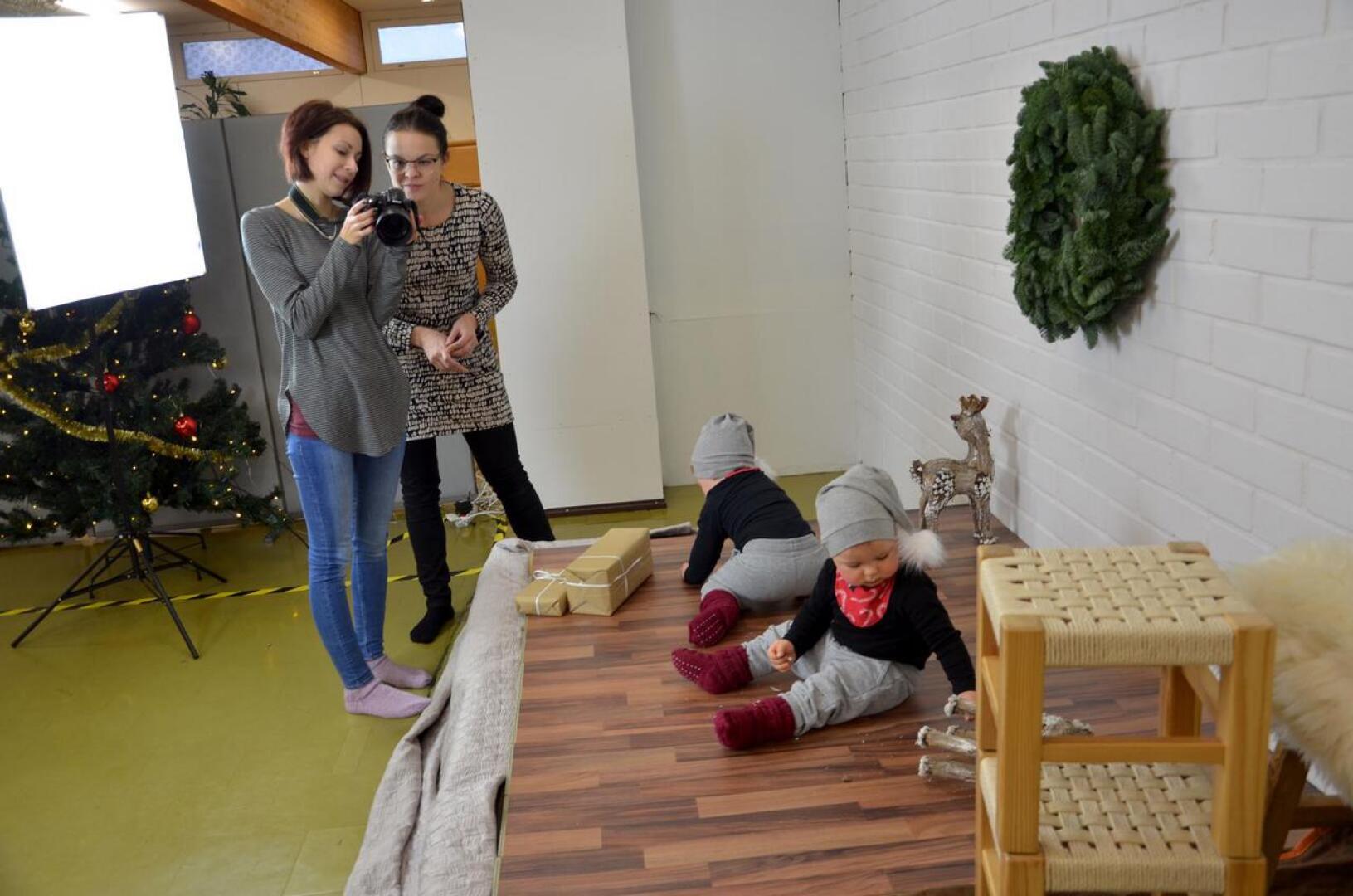 Valokuvaaja Katja Karhukorvella on joulun alla pop-up-studio Luovastilla. Tässä Karhukorpi tutkii Sonja Puronahon kanssa, mikä olisi hyvä joulukorttikuva Puronahon kaksospojista Aarnesta ja Rasmuksesta.