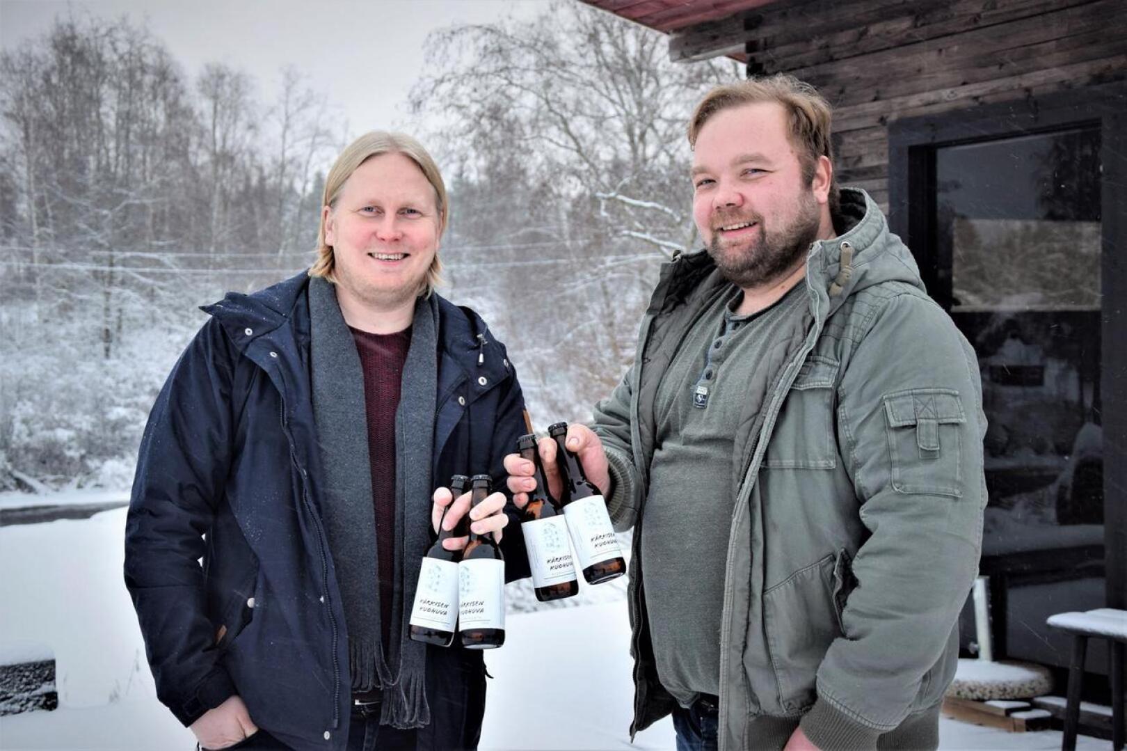 Sakari Heikkilä (oik.) ja Simo Sylman ovat perustaneet oman paikallisen olutbrändin Kärkisen Kuohuva.