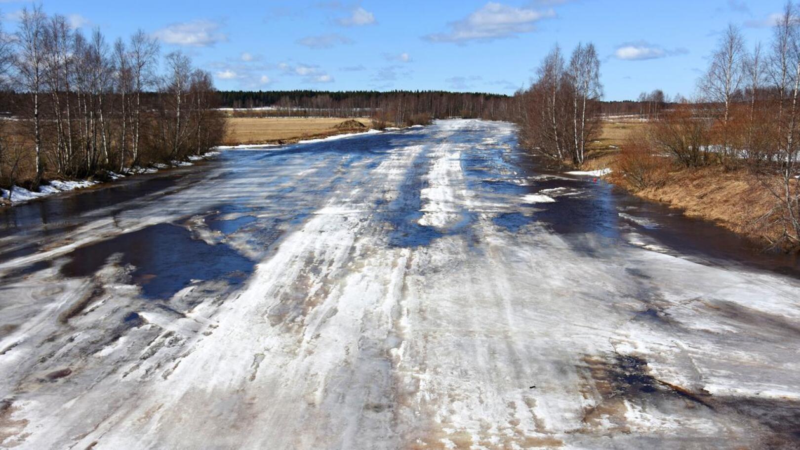 Jokijäiden oletetaan tänä keväänä sulavan isolta osin paikoilleen, mikä pienentää jääpatoriskiä. Kuvassa Pyhäjokea Haapaveden Kirkkojärven yläpuolella, Turvetien sillalta kuvattuna 14. huhtikuuta.