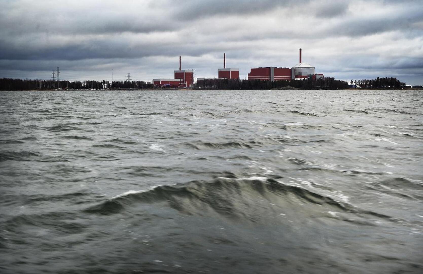 Suomessa ydinvoimalat rakennetaan meren rantaan, koska merivettä käytetään voimaloiden tuottaman vesihöyryn lauhduttamiseen takaisin nestemäiseksi vedeksi. Olkiluodon ydinvoimala vuonna 2017.