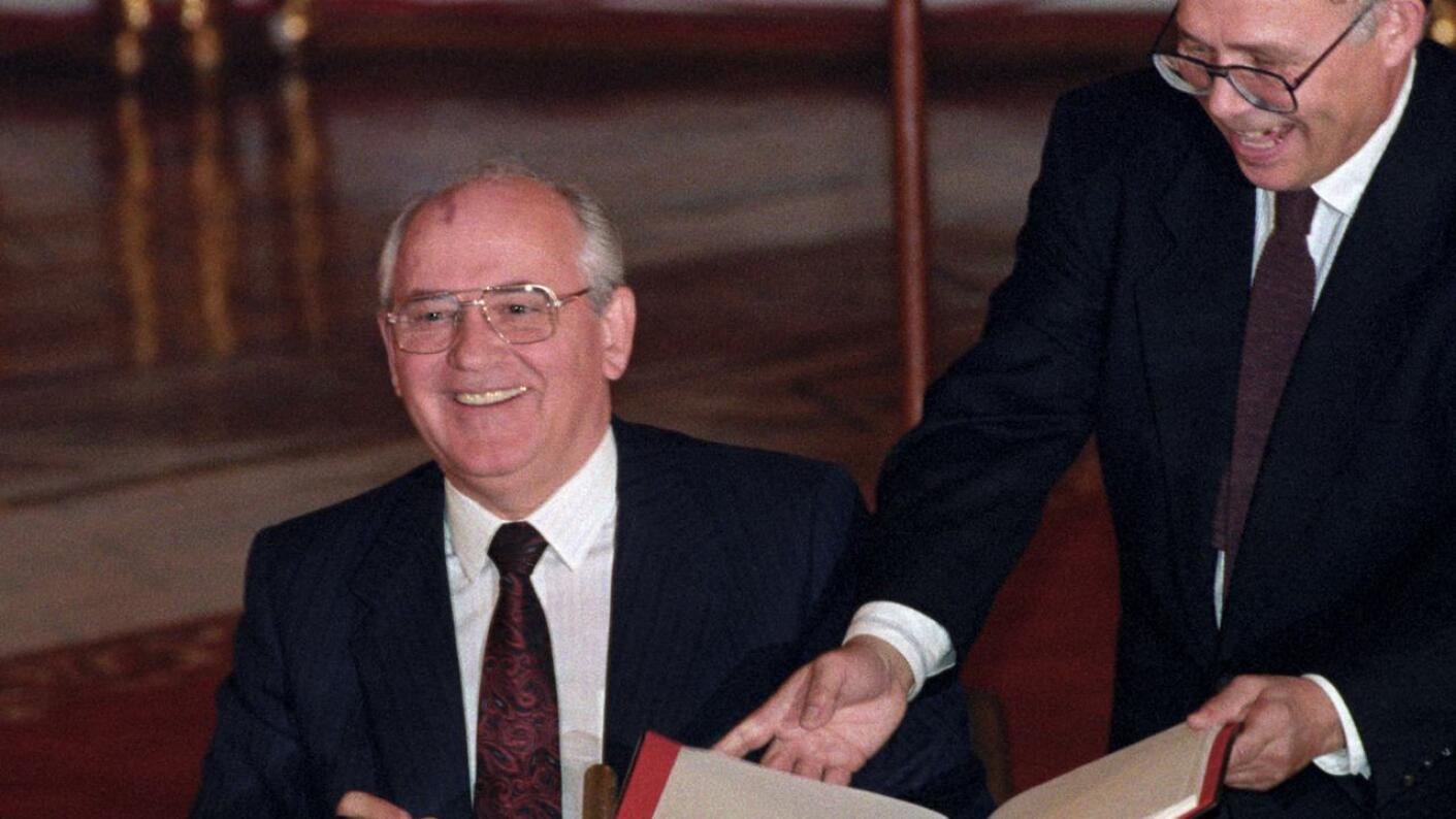 Neuvostoliitto hajosi, ja viimeinen kommunistijohdon pääsihteeri Mihail Gorbatshov hymyili allekirjoittaessaan 18.10.1991 uuden liittosopimuksen kahdeksan entisen neuvostotasavallan johtajien kanssa Moskovassa. Suomi ei hakenut Nato-jäsenyyttä Neuvostoliiton hajotessa.
