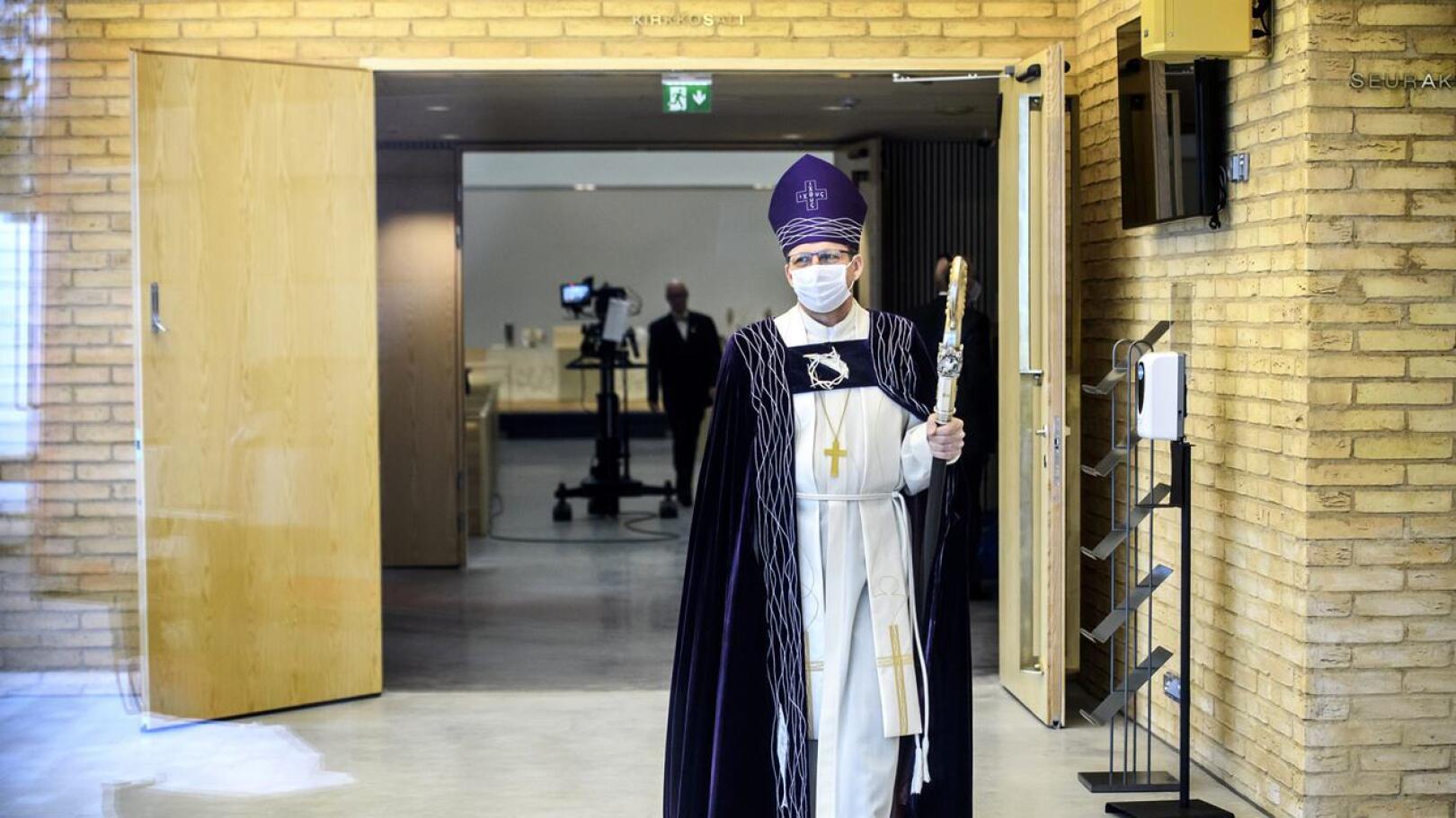 Oulun hiippakunnan piispa Jukka Keskitalo oli toimittamassa Ylivieskan uuden kirkon vihkiäismessua pääsiäissunnuntaina.