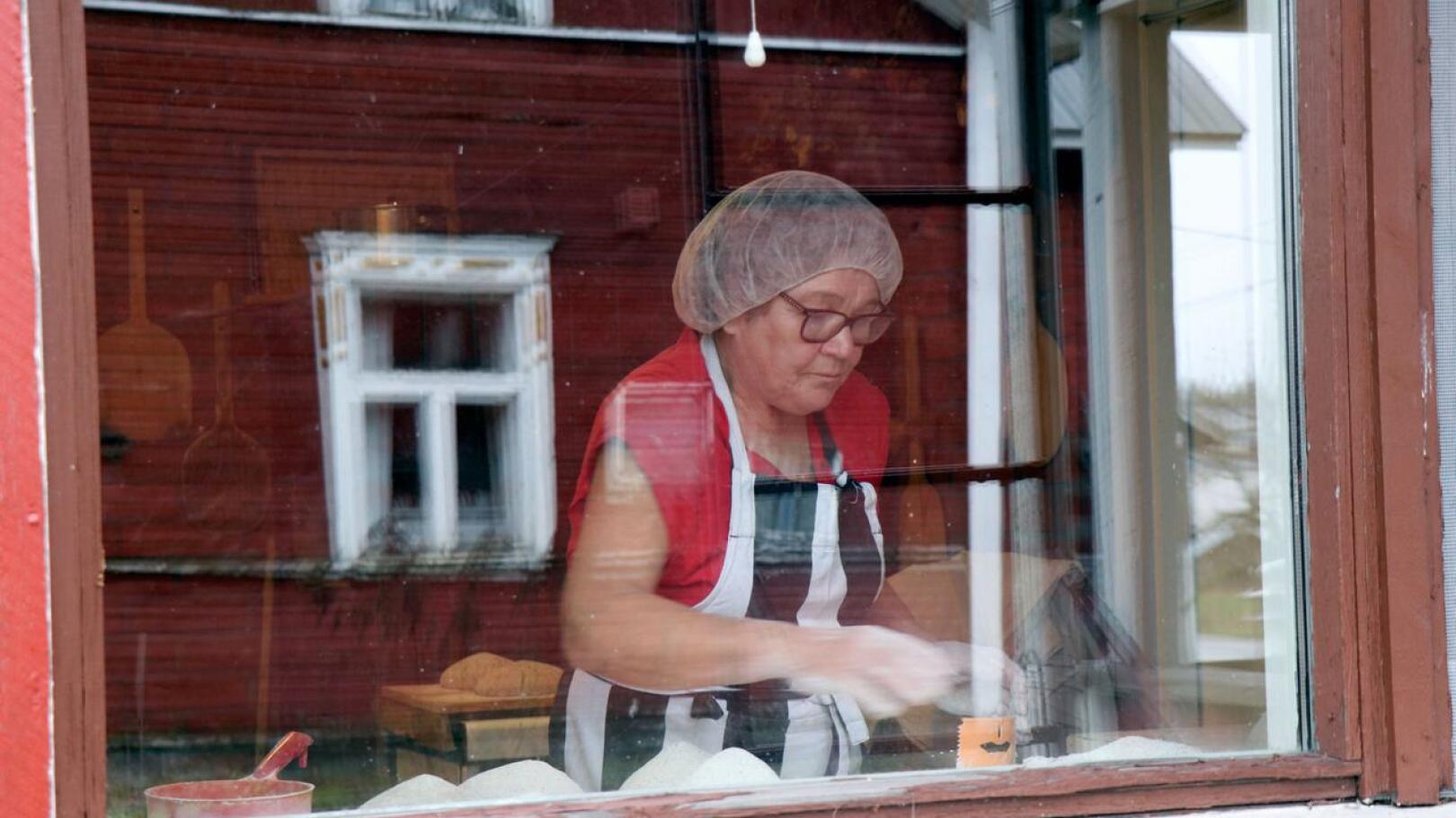 Anneli Karhulahti leipoo ruisleipiä kotonaan Halsuan Hietalahdessa.
