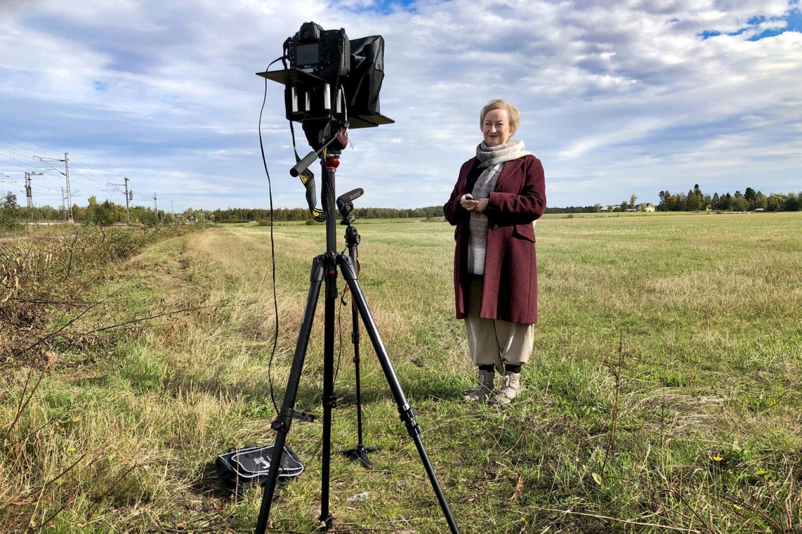 Maaseutu-lehden digitaalisessa näköislehdessä on myös videoita, joista yksi on pääkirjoitus. Jukka Lehojärvi teki videon Tiina Ojutkankaan kanssa lehden teemaa kuvaavassa maisemassa.