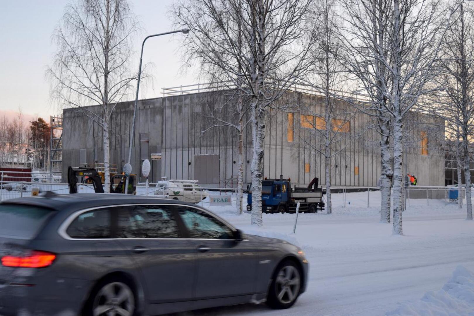 Kielikylpykoulu nousee Pietarinpuistikon varteen. Seuraavaksi työn alle otetaan Oxhamnin koulu. Rakentaminen tuskin jää tähänkään, sillä suunnitelmissa on ratkoa Pietarsaaren alakoulujen pulmia uudella investoinnilla tulevina vuosina.