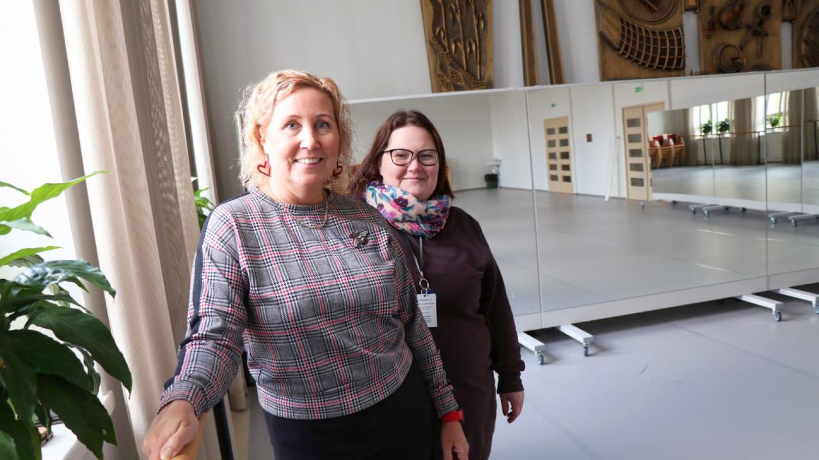 Mari Numminen ja Jaana Kiviniemi kertovat, että Opistonmäen päärakennuksen juhlasali muuntuu tarvittaessa tanssisaliksi. Tilaan on tuotu balettitanko, liikuteltavat peilit ja tanssimatto.