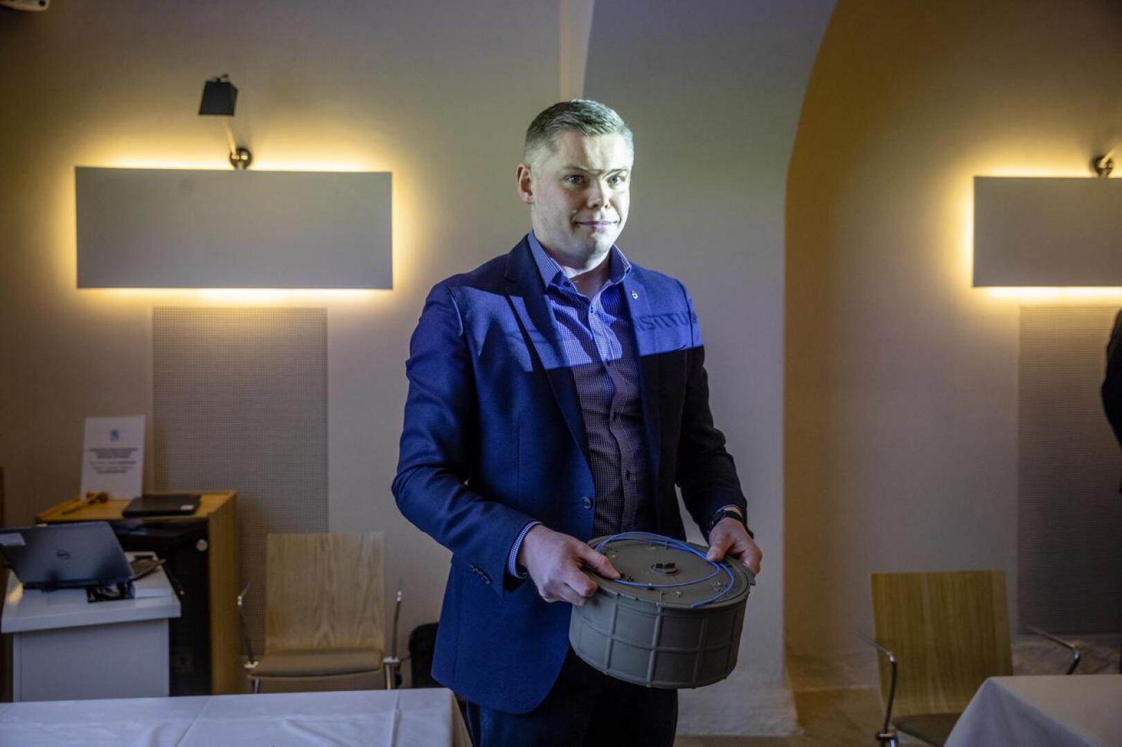 Leijona Instituutin toimitusjohtaja Juho Kalliala esitteli keksimäänsä hyppypanosta Puolustusministeriön edustustilassa viime maaliskuussa.