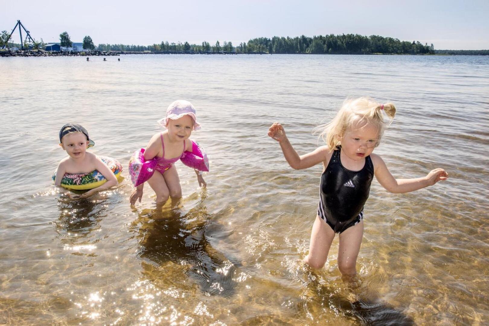 Uimavesi on lämpenemään päin. Kokkolan Ykspihlajan Pontinrannassa uimassa olivat  Jami, Suvi ja Sara.
