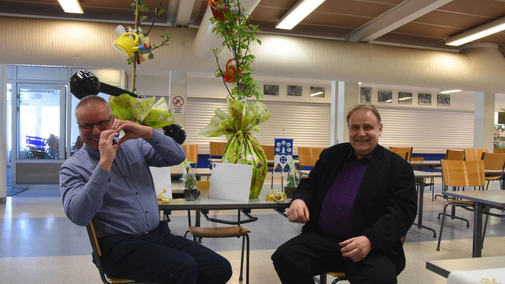 Yläkoulun matemaattisten aineiden opettajat Tarmo Värttö ja Esko Joentakanen siirtyivät eläkkeelle samalla tavalla kuin olivat opetustyöhönsäkin suhtautuneet: suurella sydämellä. 