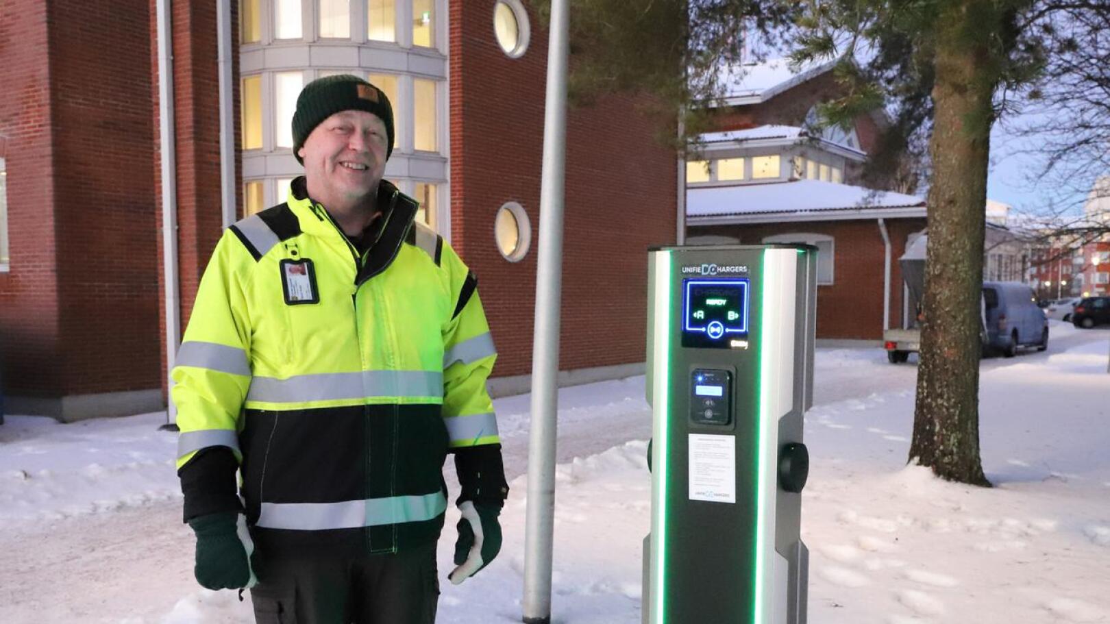 Nivalan kaupungin kiinteistöpäällikkö Tauno Korpi sanoo, että sähköautojen latauspisteiden rakentaminen on osa kaupungin palvelujen kehittämistä.