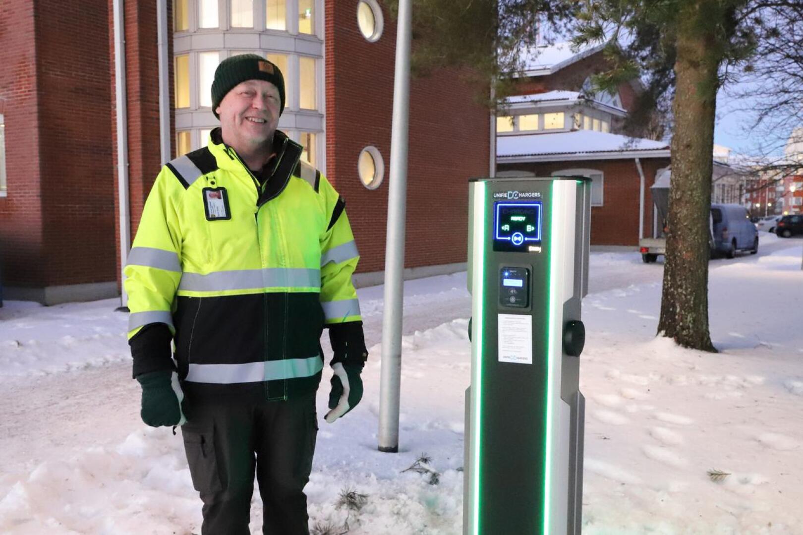 Nivalan kaupungin kiinteistöpäällikkö Tauno Korpi sanoo, että sähköautojen latauspisteiden rakentaminen on osa kaupungin palvelujen kehittämistä.