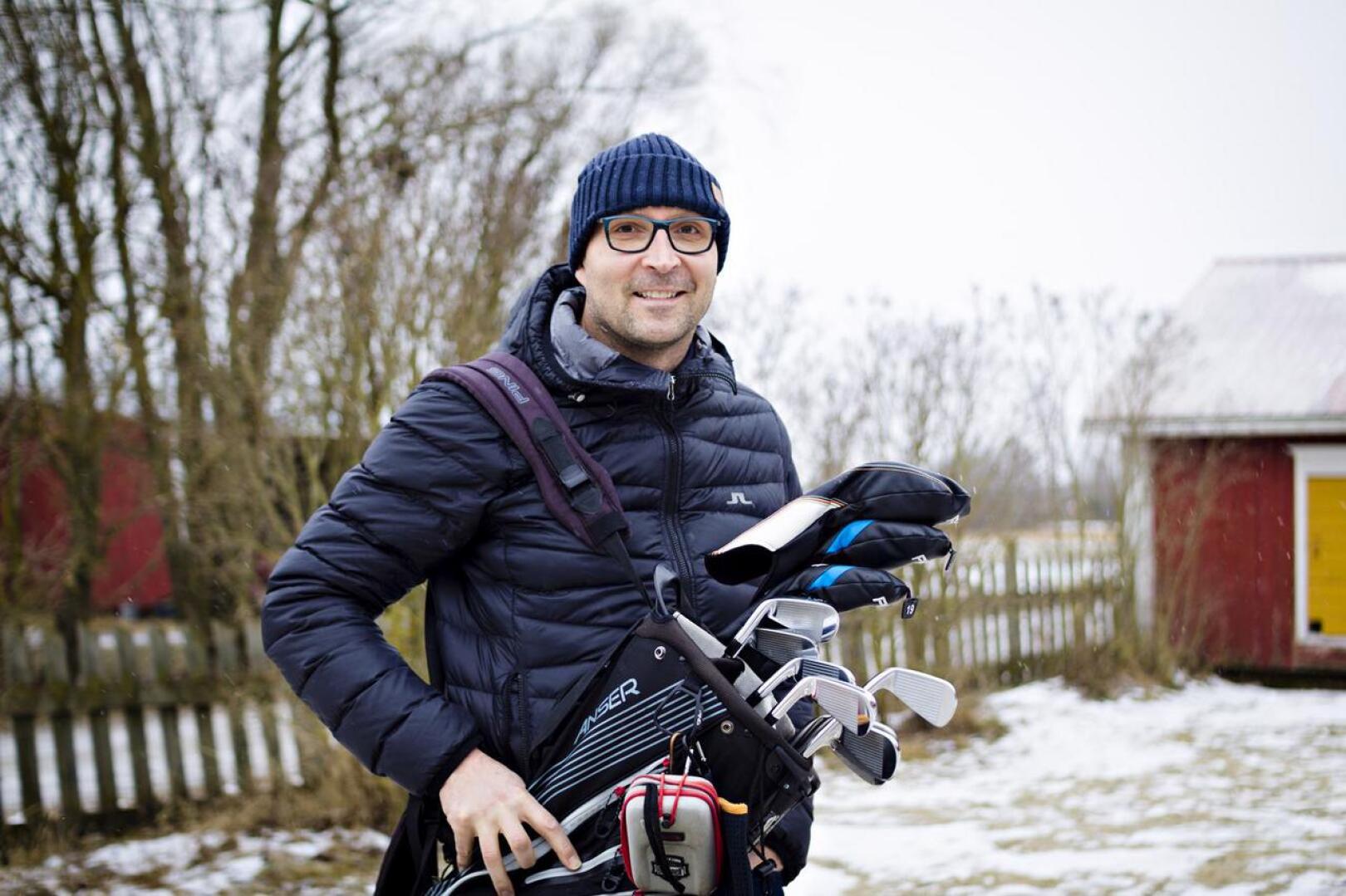 Antti Jutila harjoittelee golfaamista talvellakin, joskin kuvasta poiketen sisätiloissa tai Espanjan lämmössä.