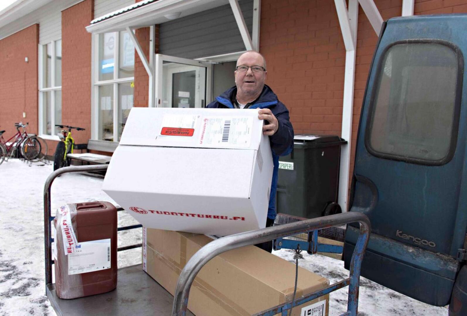 Postin lakko on tuonut kiireitä, kertoo yrittäjä Kimmo Heinistö Kalajoen Matkahuollosta.