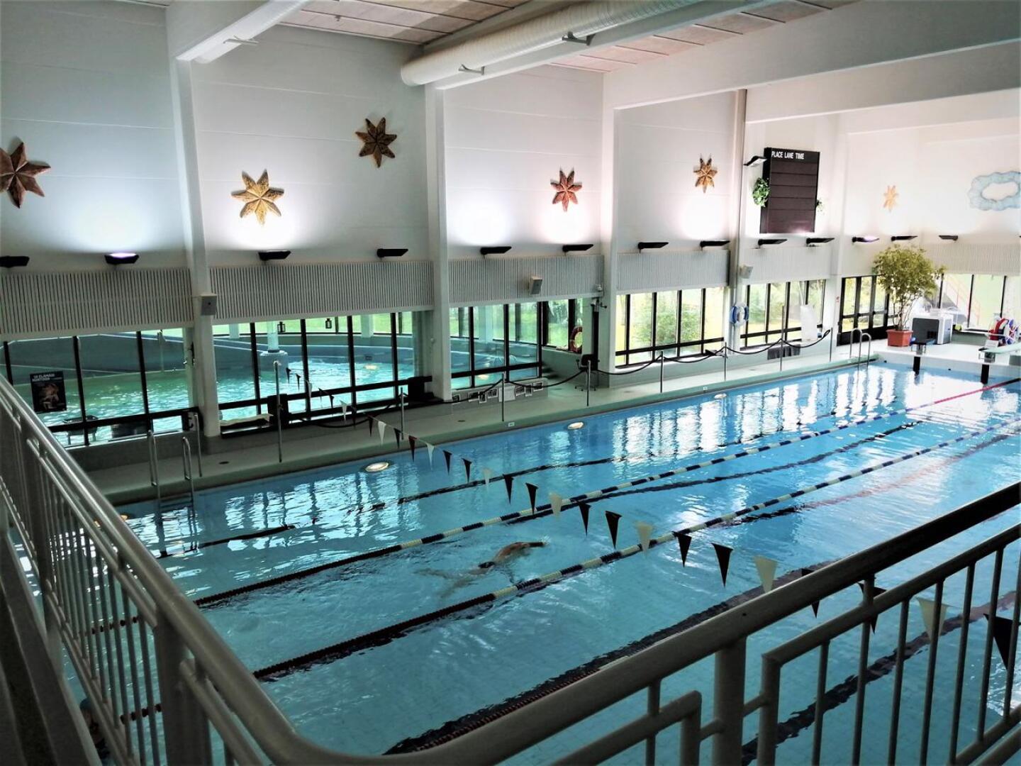 Pietarsaaren uimahallissa on korona-aikaan riittänyt tilaa. 