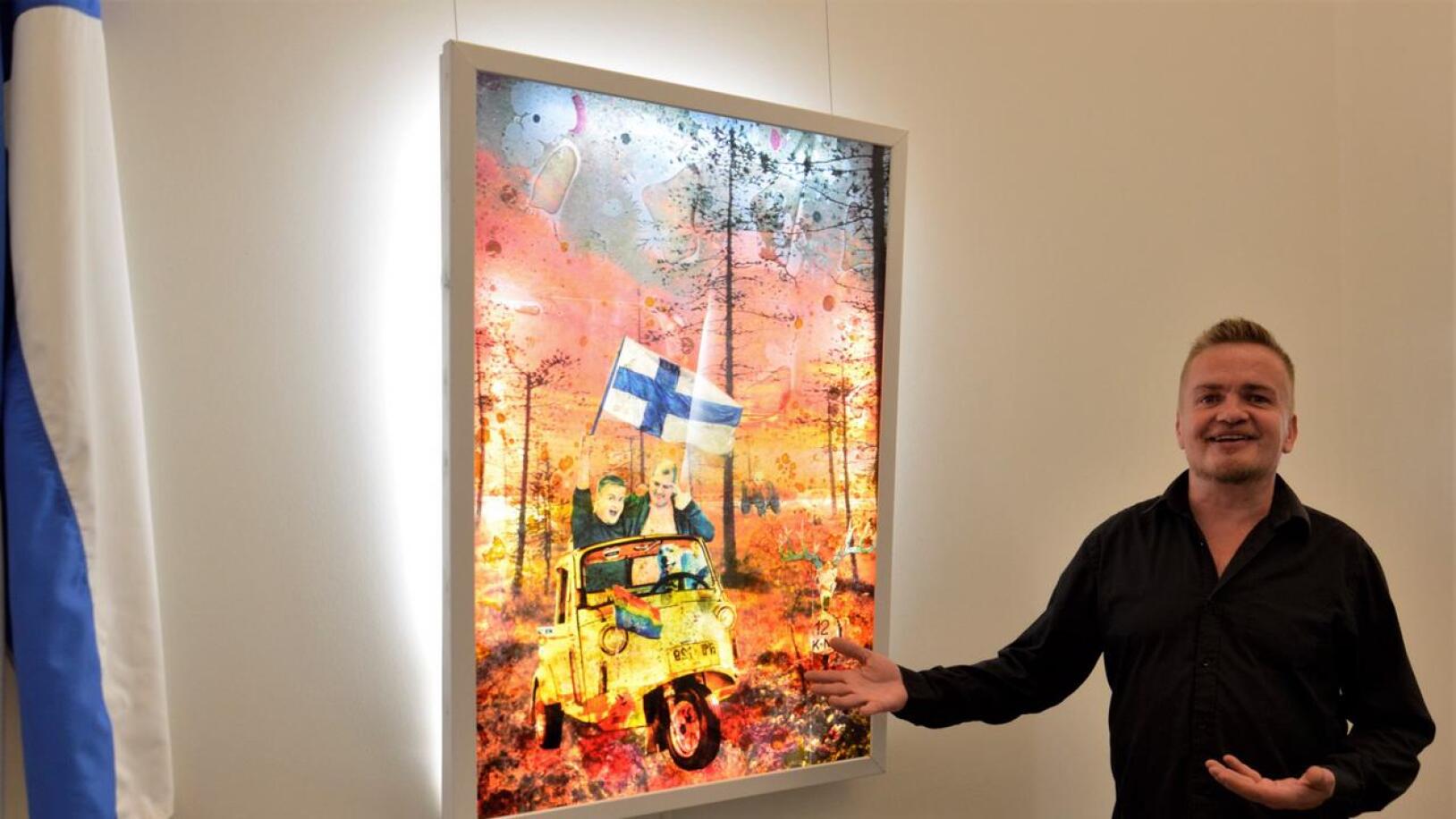 Teppo Kortteen töissä on huumorin pilkettä. Tämä teos on nimeltään Kotiinpaluu, ja siinä perhe matkaa tuktukilla Suomeen.