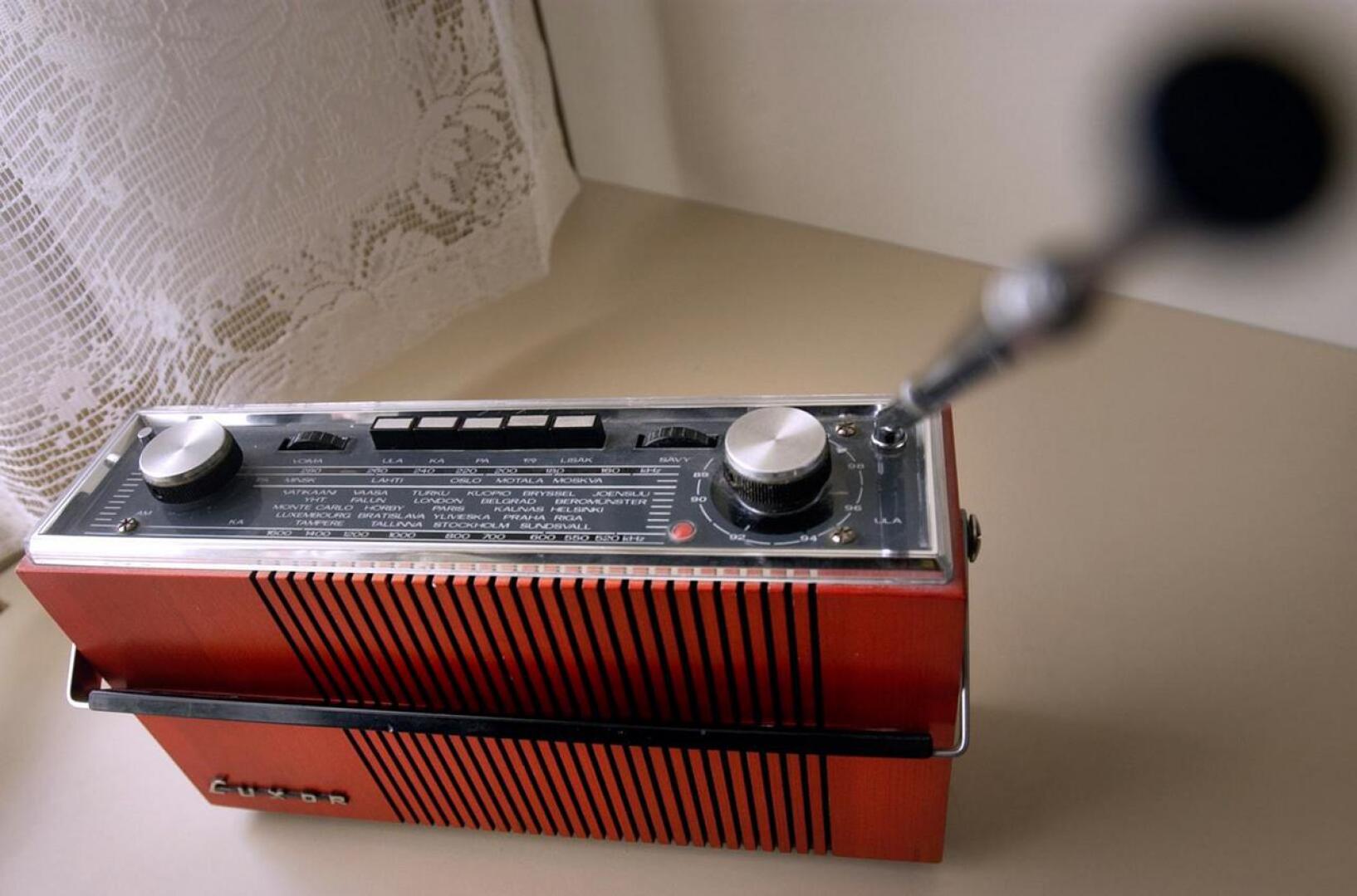 Ennen vanhaan radio oli kestoltaan lähes ikuinen. Tämän päivän tekniikka ja standartit muuttuvat tiuhaan. Monen laitteen käyttöikä on myös lyhentynyt.    