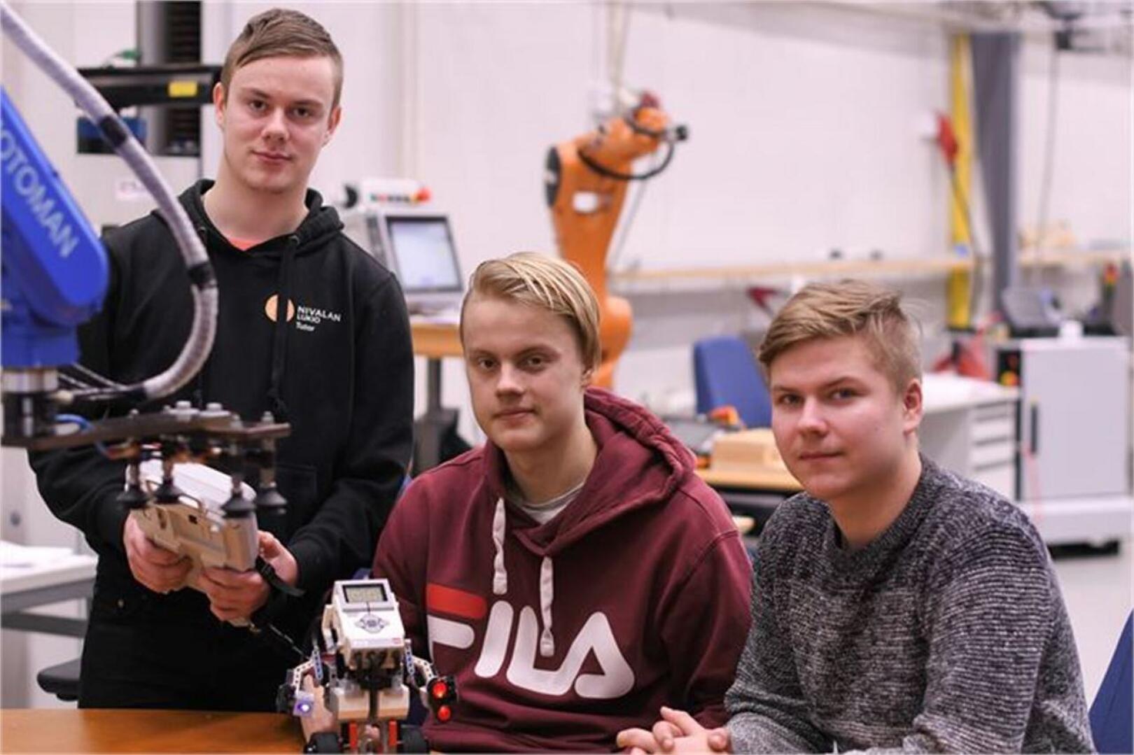 Elias Paalavuo, Elias Heikkilä ja Niko Korkiakoski pääsivät kokeilemaan Centrian robotteja tuotantotekniikan laboratoriossa. pääsivät kokeilemaan Centrian robotteja tuotantotekniikan laboratoriossa. Kuva: Marika Hautala