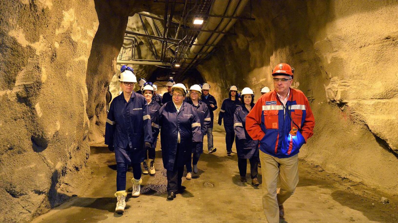 Pyhäsalmi Mine Oy:n toimitusjohtaja Kimmo Luukkonen esittelemässä kaivoksen toimintaa vierailevalle ryhmälle. Yliopistoinstituutin kaivoksessa tekemä hiukkastutkimus voi johtaa malminetsinnän mullistumiseen.