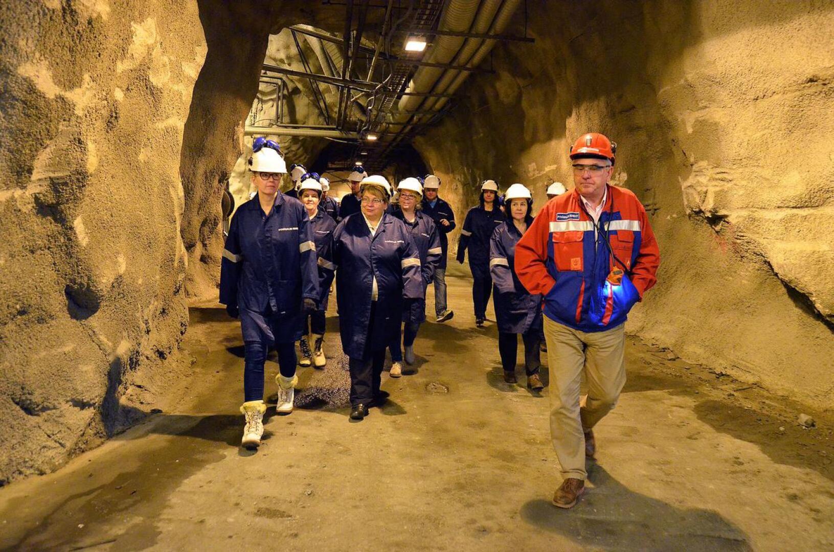 Pyhäsalmi Mine Oy:n toimitusjohtaja Kimmo Luukkonen esittelemässä kaivoksen toimintaa vierailevalle ryhmälle. Yliopistoinstituutin kaivoksessa tekemä hiukkastutkimus voi johtaa malminetsinnän mullistumiseen.