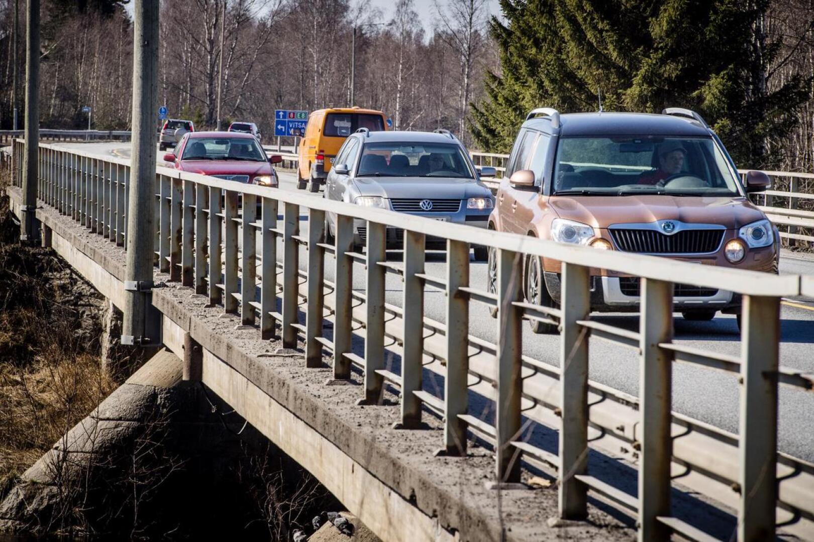 Perhonjoen siltaa Kasitiellä Kokkolassa aletaan peruskorjata huhtikuun lopulla. Niin oli tarkoitus. Kiertosillan rakentaminen voi vielä laittaa aikataulut uusiksi. 