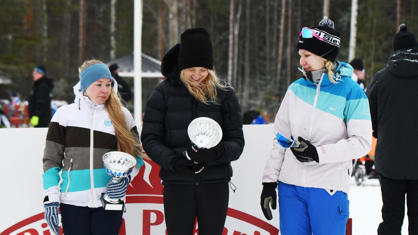 Naisten kärkikolmikko palkintojenjaossa. Vasemmalta alkaen kuvassa Anna-Kaisa Saari, Anni Alakoski ja Roosa Juuska.