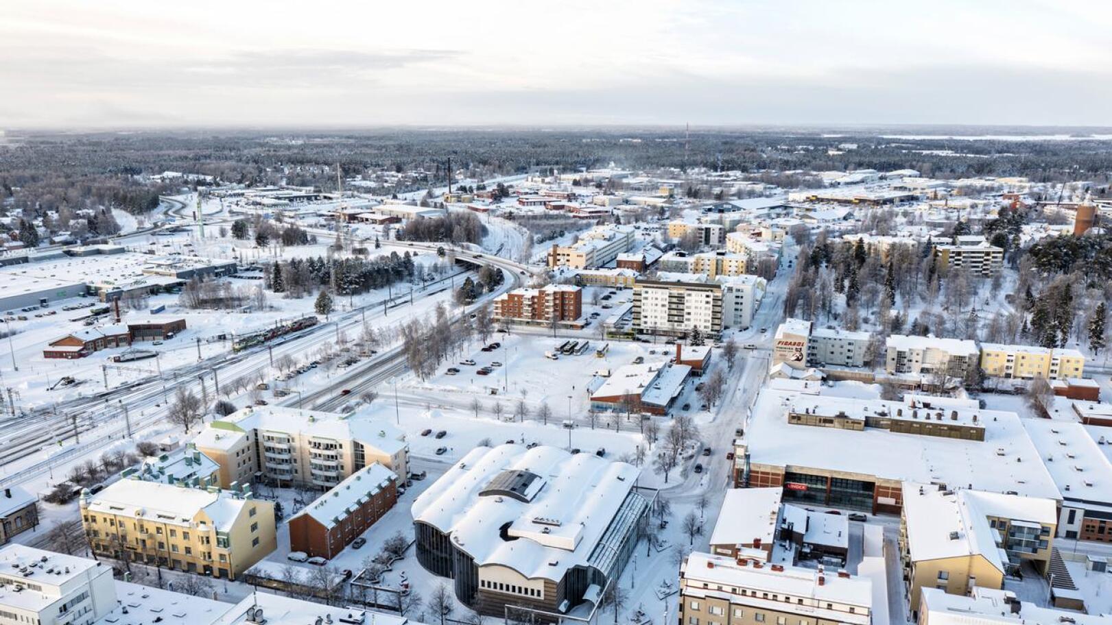 Kuvassa keskellä oleva Kokkolan Rautatientori on nimensä mukaisesti aivan Pohjanmaan radan vieressä. Kuvan vasemmassa laidassa näkyy osa rautatieasemaa.