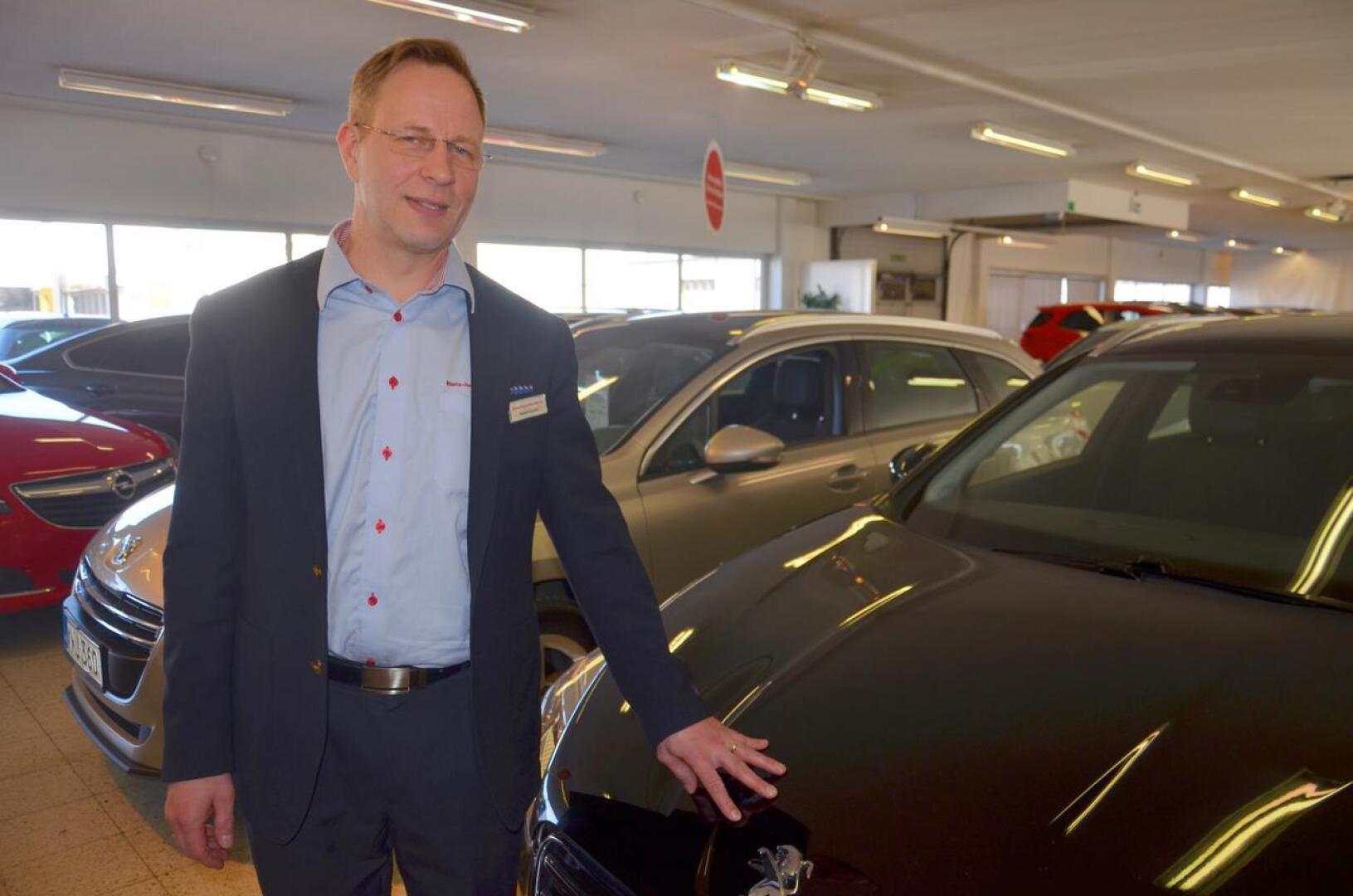 Antero Saulio on myynyt Ylivieskassa  27 vuoden aikana monta autoa. Kokoajan hän myynyt autoja samassa paikassa, ensin se oli KPO:n ja nyt Rinta-Joupin.