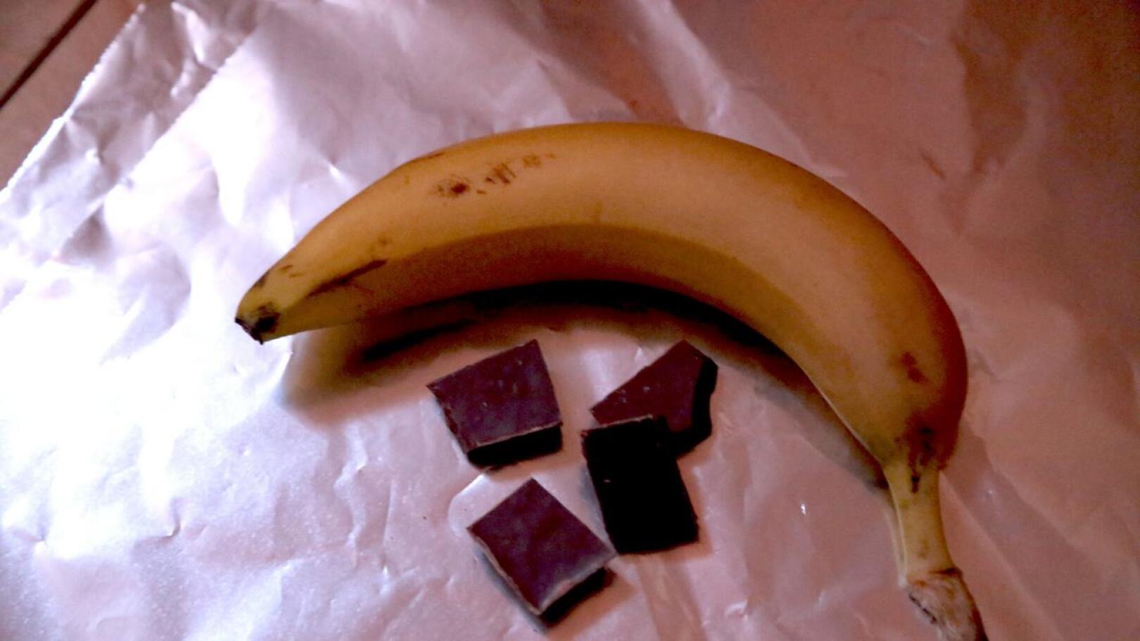 Yhteen banaaniin mahtuu sopivasti neljä suklaapalasta. Foliota tarvitaan sanomalehden kokoinen pala banaania kohden. 