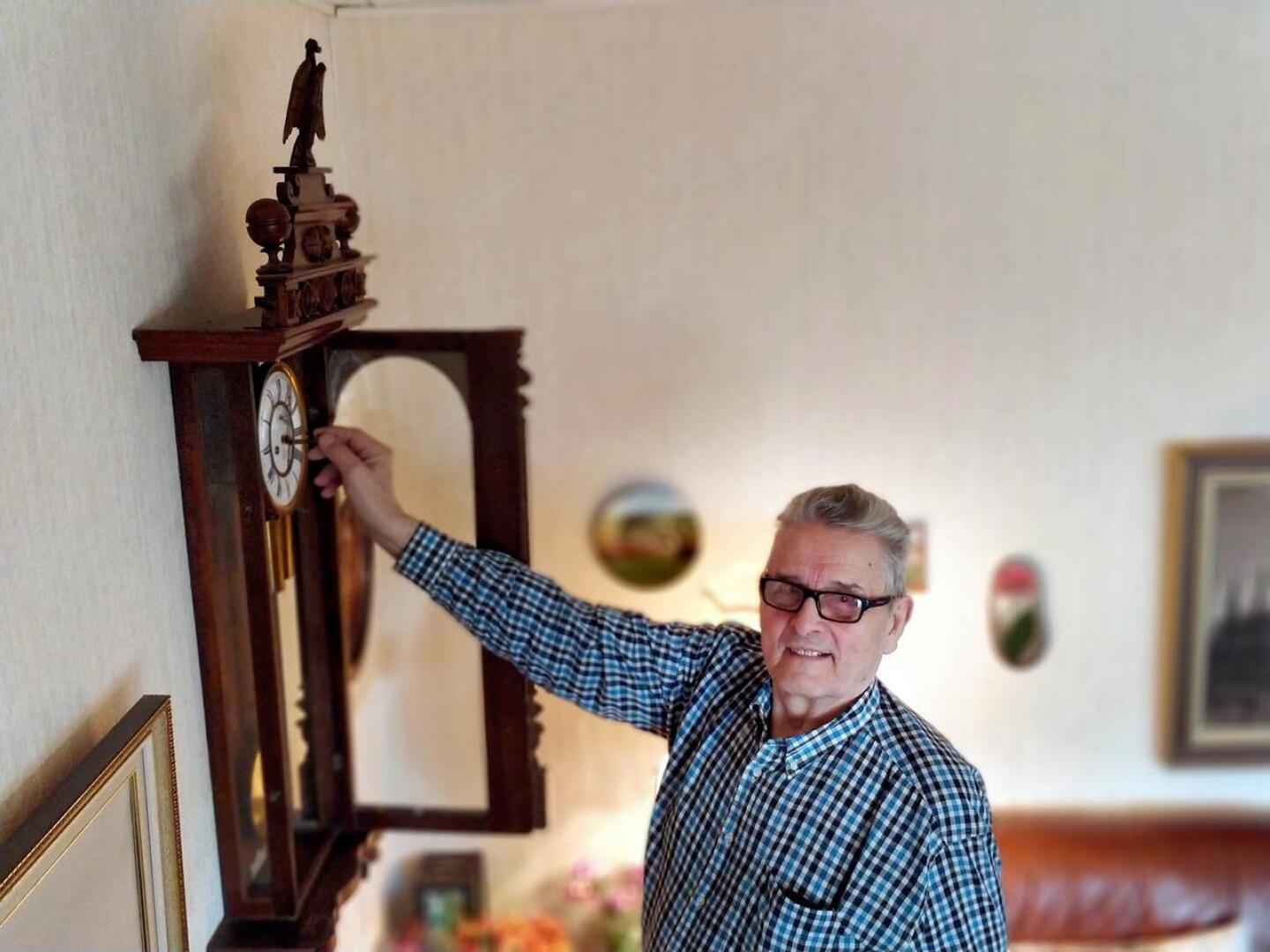 Aimo Niemelä vetää Bekkerinsä, joka on raksuttanut  jo yli sata vuotta. Komea koristekotka on puuta, taulu posliinia.