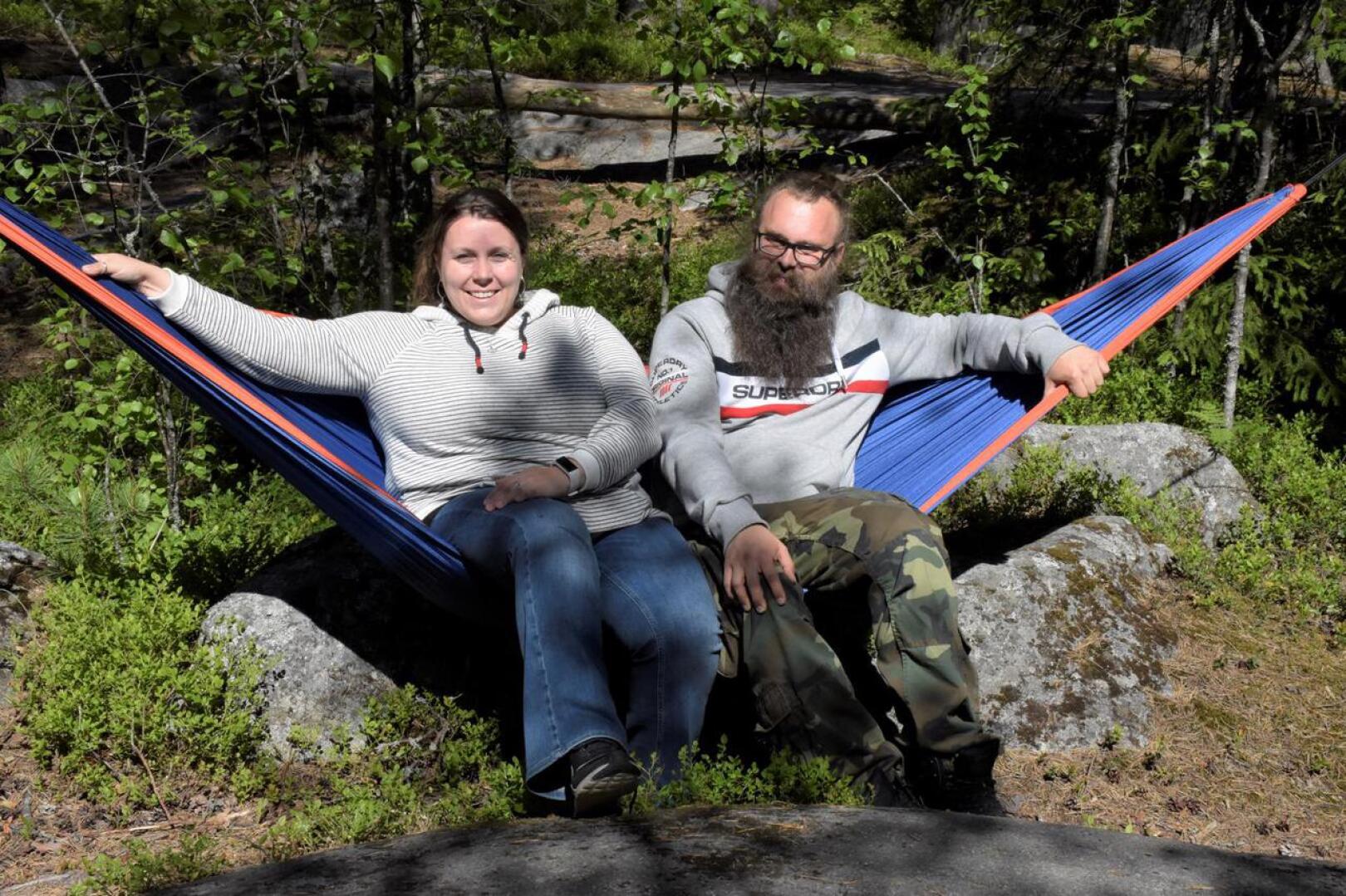 Pietarsaaren seudun Kehittämisyhtiö Concordian matkailukoordinaattori Linda Lindroos ja projektipäällikkö Sven Söderholm kannustavat ihmisiä luontoon liikkumaan. 
