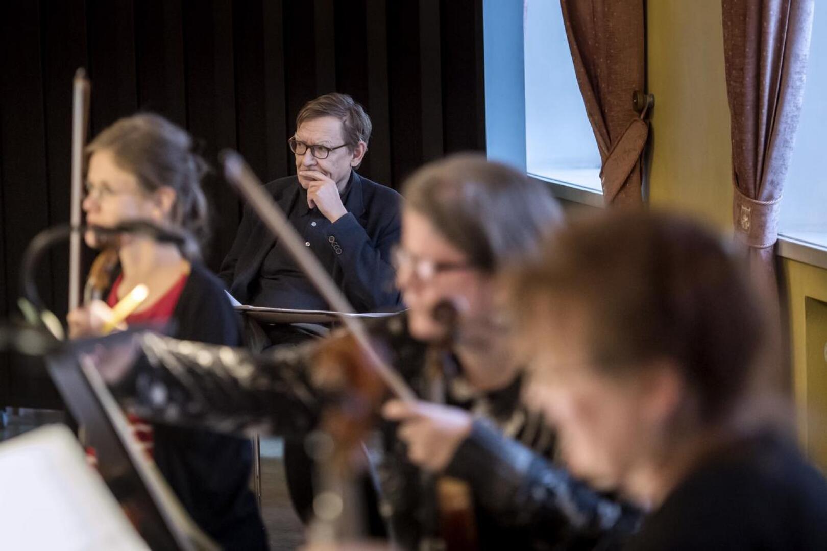 Konsertissa kantaesityksenä kuultu Kalevi Ahon ”Kirje tuolle puolen” on omistettu P.H. Nordgrenin muistolle. Kuvassa Aho seuraa kantaesityksen harjoituksia. 