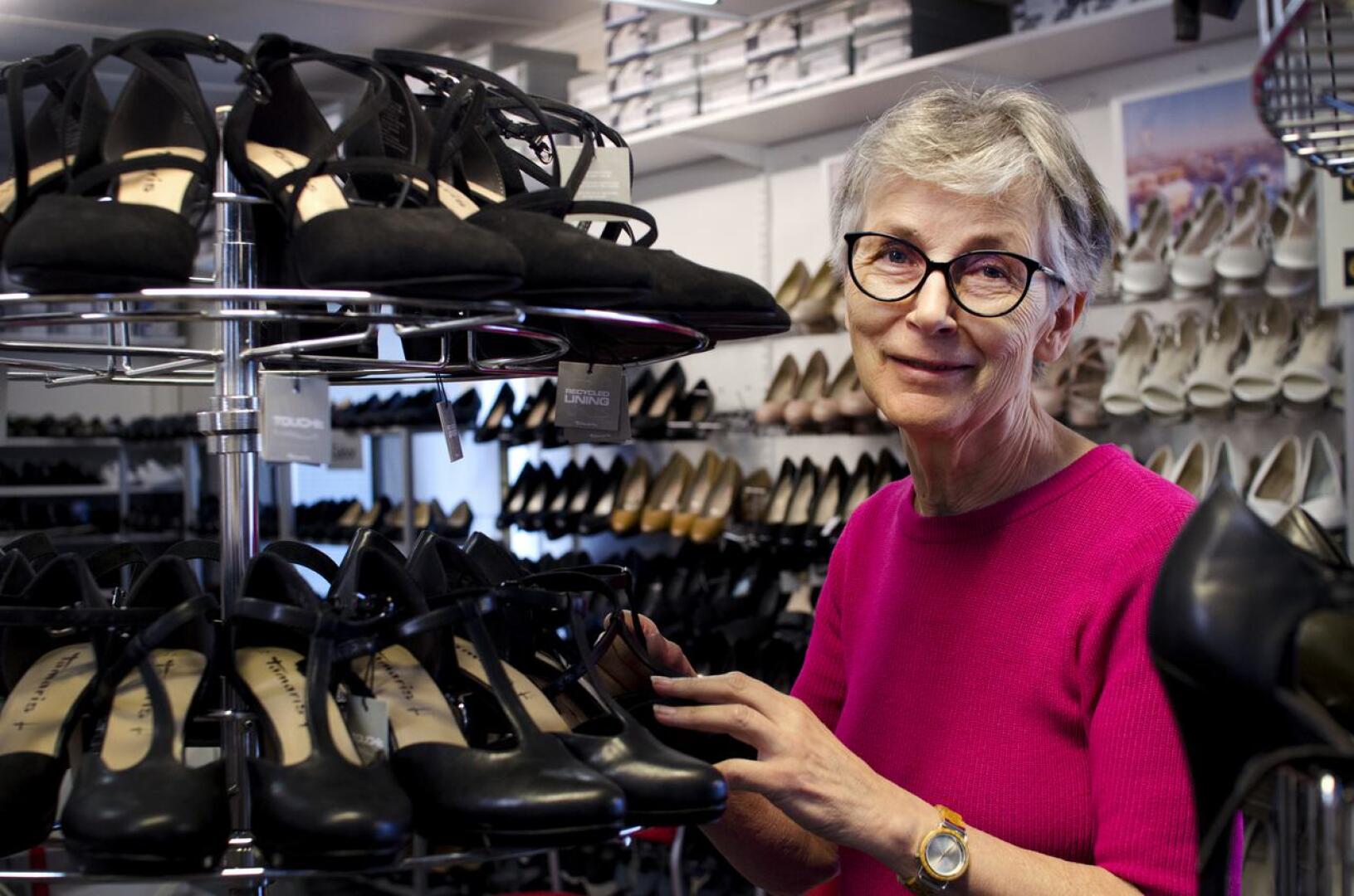 Ylivieskan kenkäkaupan yrittäjä Kaarina Juntunen valittiin vuoden 2022 Savisillan Santraksi. Hänestä Ylivieskassa on mukava toimia yrittäjänä.