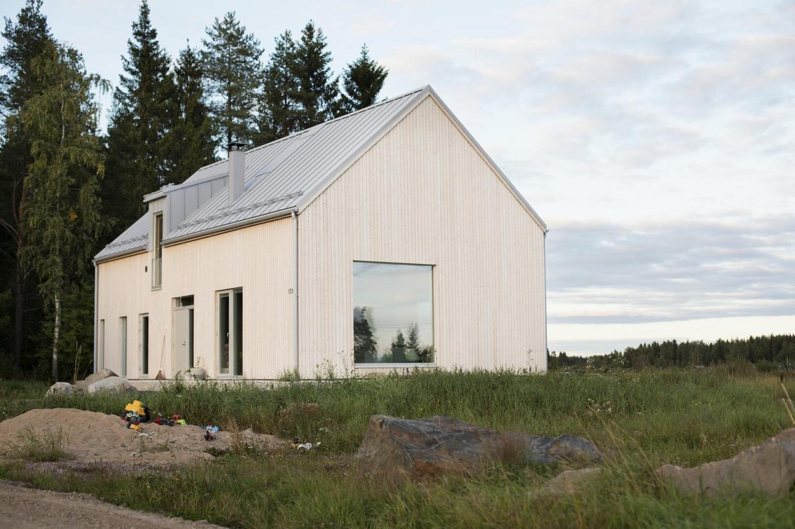 Räystäätön moderni talo on yllätyksellinen näky Alavieskan maalaismaisemassa. Se kuitenkin istuu näkymään hienosti.