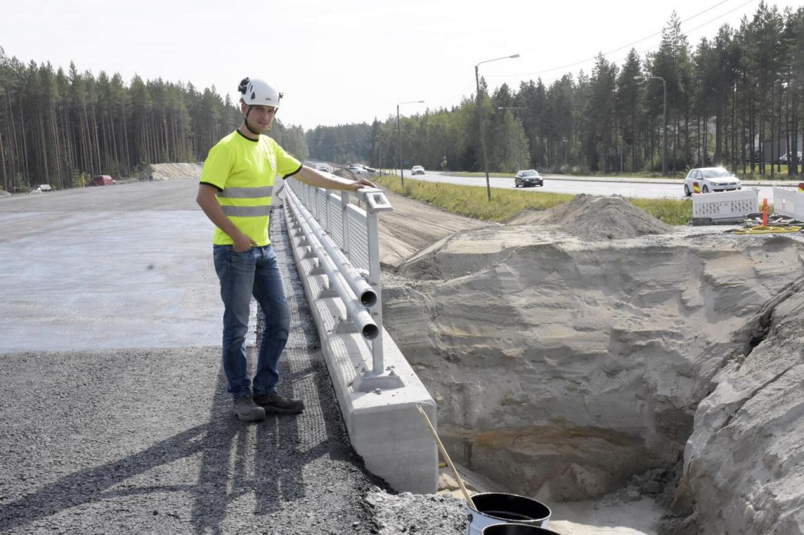 Kolpintien silta Kuusisaaressa otetaan torstaina liikennekäyttöön. Työmaan insinöörinä on Jonas Bonn.