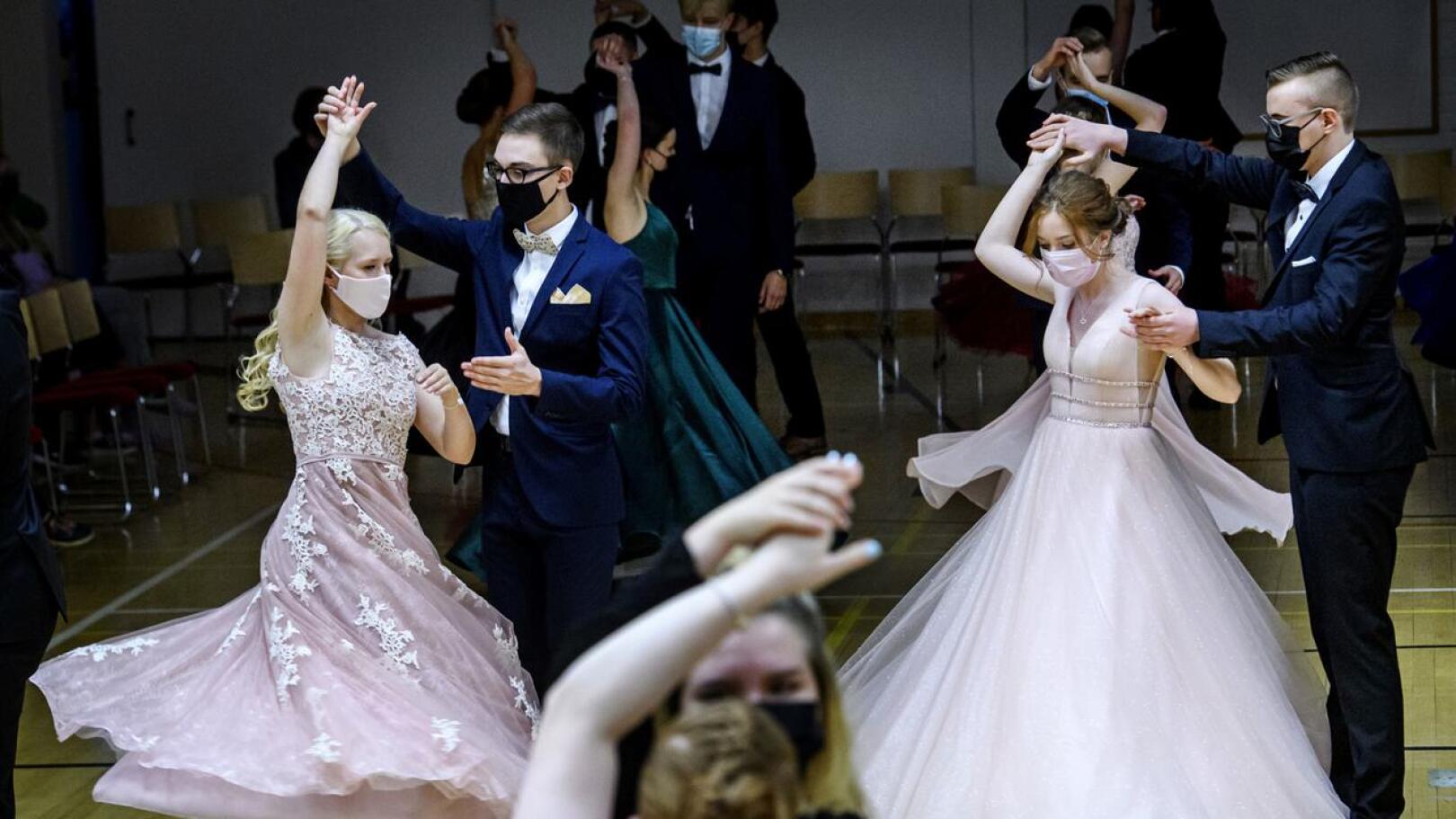 Ykköset päällä ja maski naamalla - niin tanssittiin Kokkolassa viime syksynä.