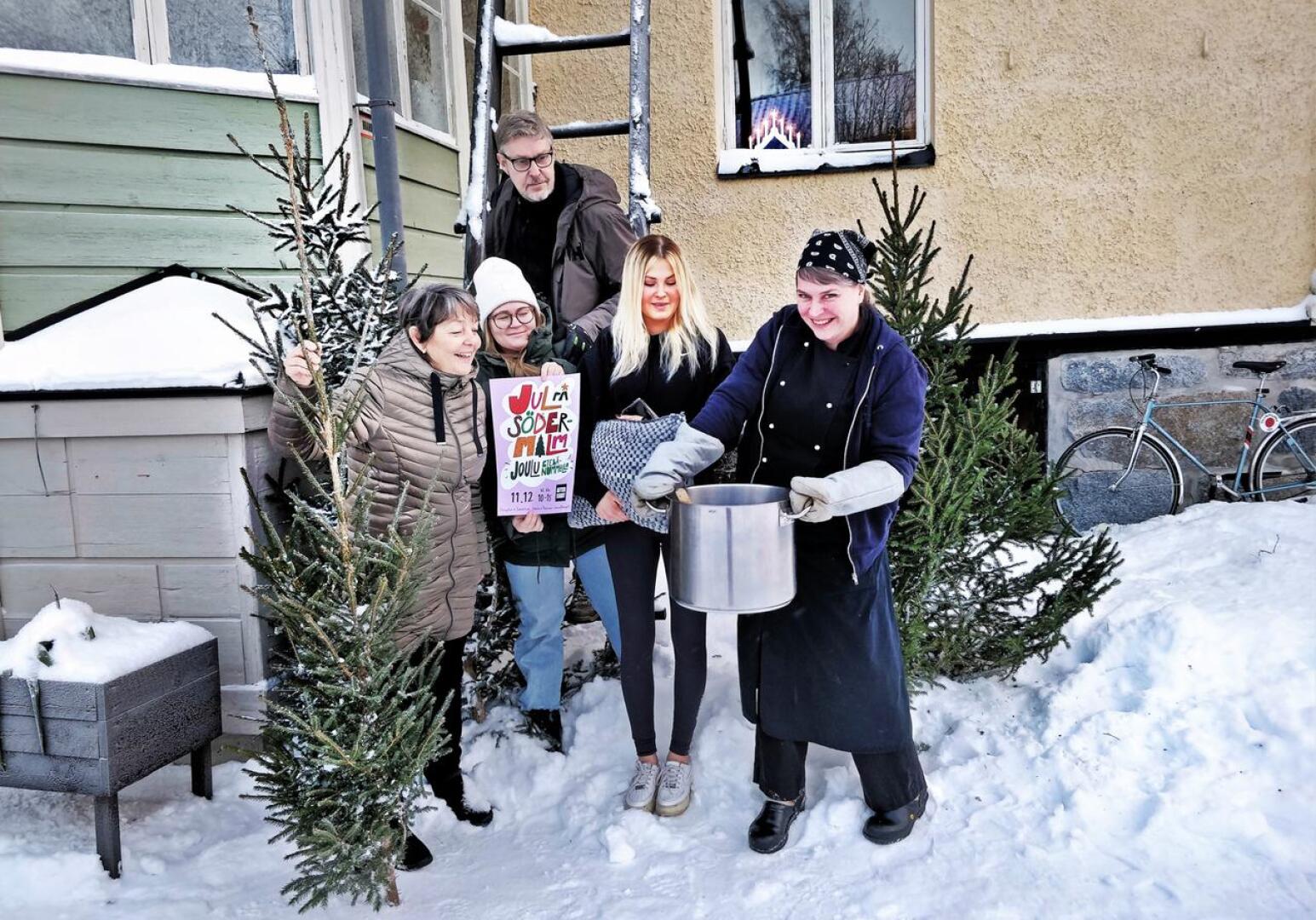 After Eightin keittiössä voidaan taas pistää porisemaan  isot puurokattilat joulumarkkinaväelle, iloitsevat museonjohtaja Carola Sundqvist sekä Beni Edström, Mimmi West, Ida Gädda ja Anitha Björknäs-Flinck After Eightistä. 