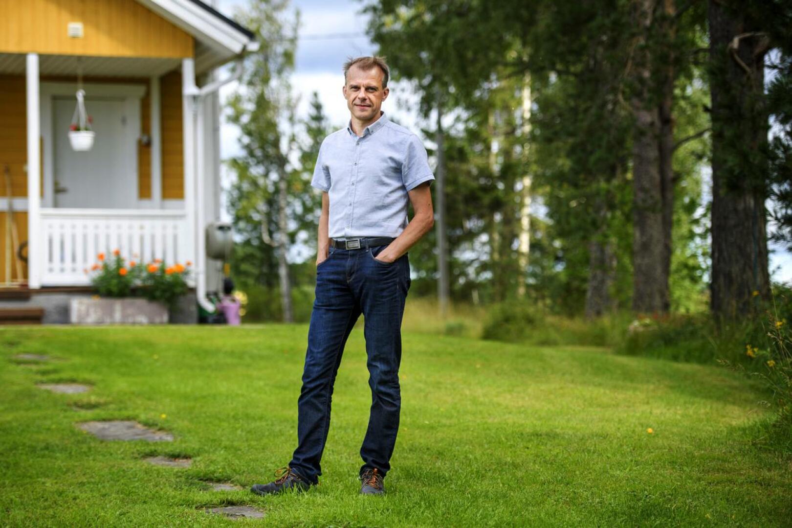 Juha Pylväs rakensi synnyinkotinsa paikalle uuden talon vuonna 2005. Hän viihtyy Vähäkankaan maisemissa.