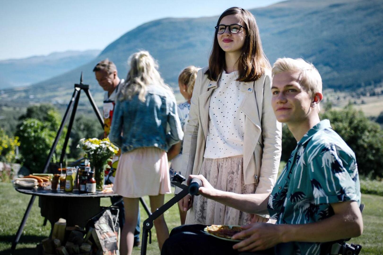 Skjåk maailmankartalle! Norjalaissarjasta tehty elokuva jatkaa liikuntarajoitteisen Larsin ja ystävänsä Emman tutkimuksia.