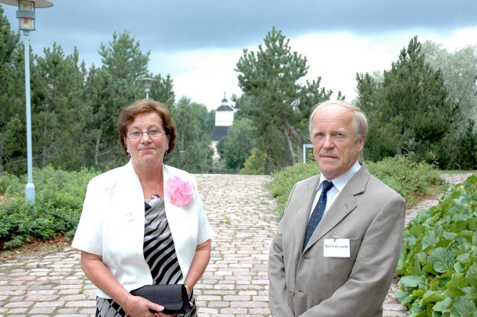 Eeva Stenroth ja Martti Kanalan konfirmaatio oli tapahtunut 50 vuotta sitten vanhassa, sittemmin jo palaneessa kirkossa.