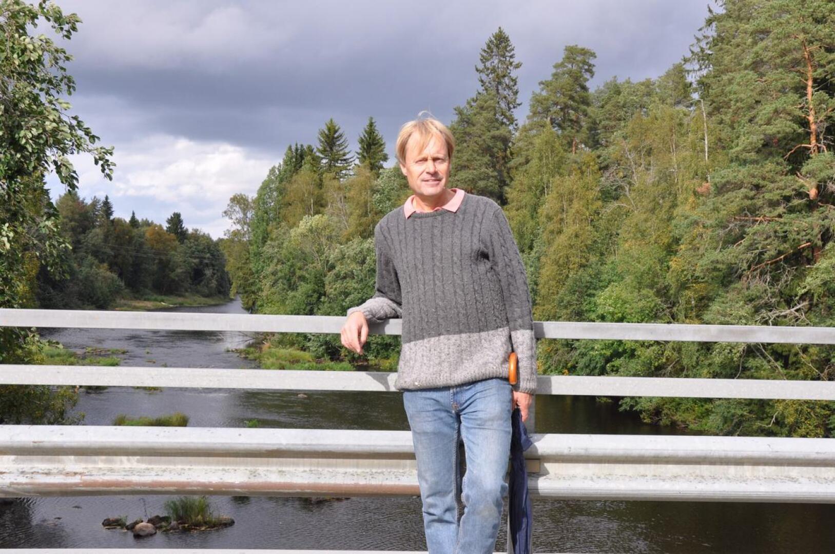 Kari Appelqvist on asunut lapsuudenkodissaan Vetelin Tunkkarilla maaliskuun puolivälistä. Tunkkarin sillalta avautuvat tutut Perhonjoen maisemat. 