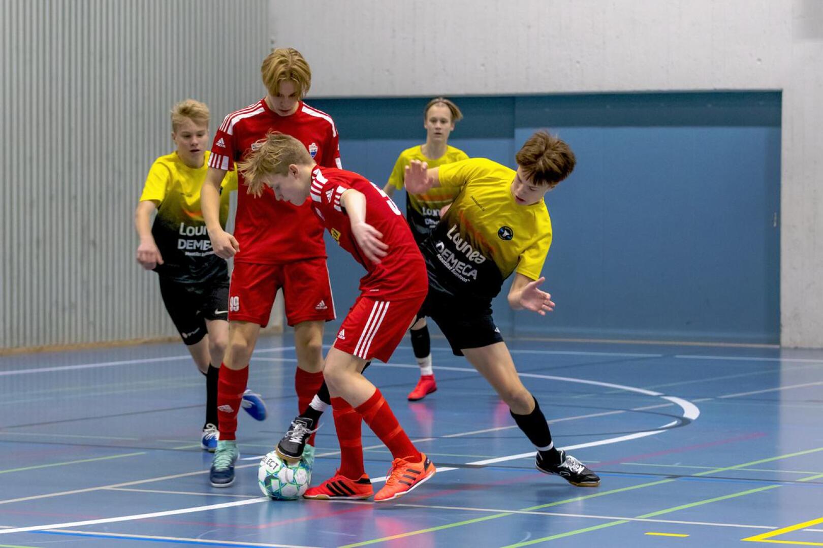 Vieska Futsal kohtasi viikonloppuna viime kauden Suomen mestarit. Pallossa Mikael Maaninka, taustalla Jani Tytärniemi ja Topias Autiola.