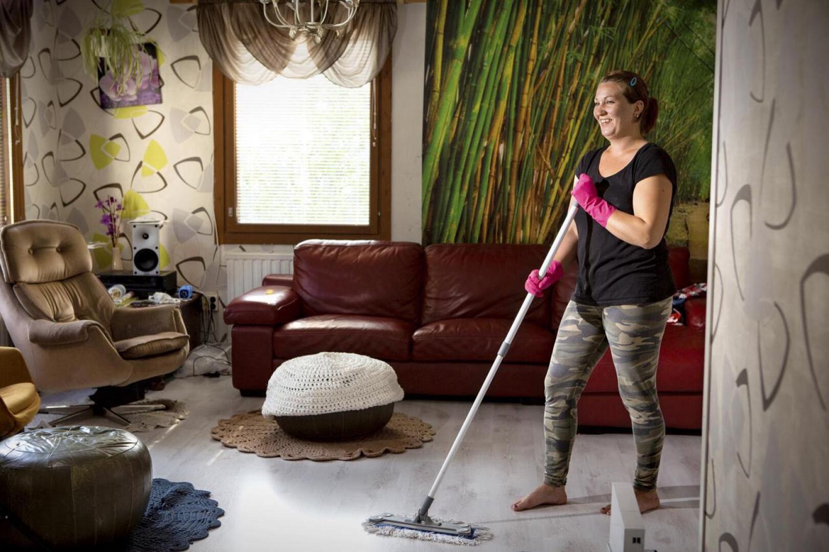Yhä useammassa kodissa käy siivooja joko auttamassa isomman projektin kanssa tai säännöllisesti siivoamassa koko kodin. - Minun suurin asiakasryhmä löytyy nuorista lapsiperheistä, kertoo siivousalan yrittäjä Riina Liimatainen.