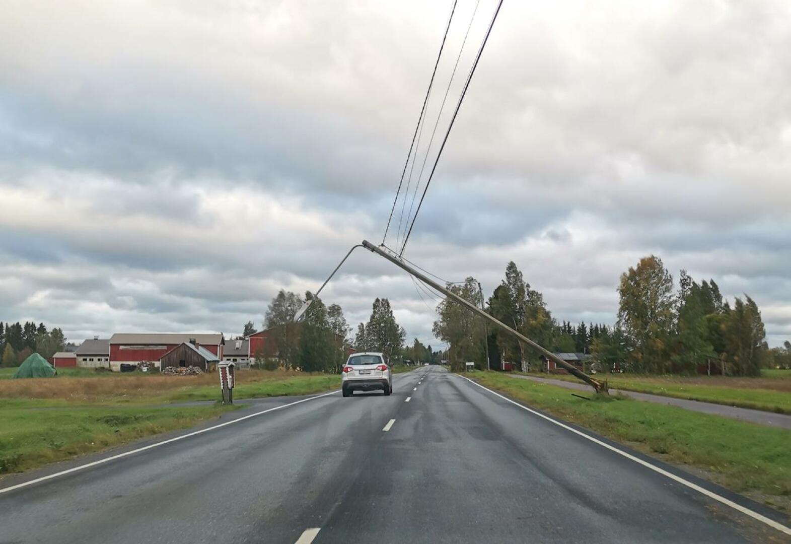 Kalajoen Pitkäsenkylällä myrsky oli kaatanut valaisinpylvään melkein tielle.