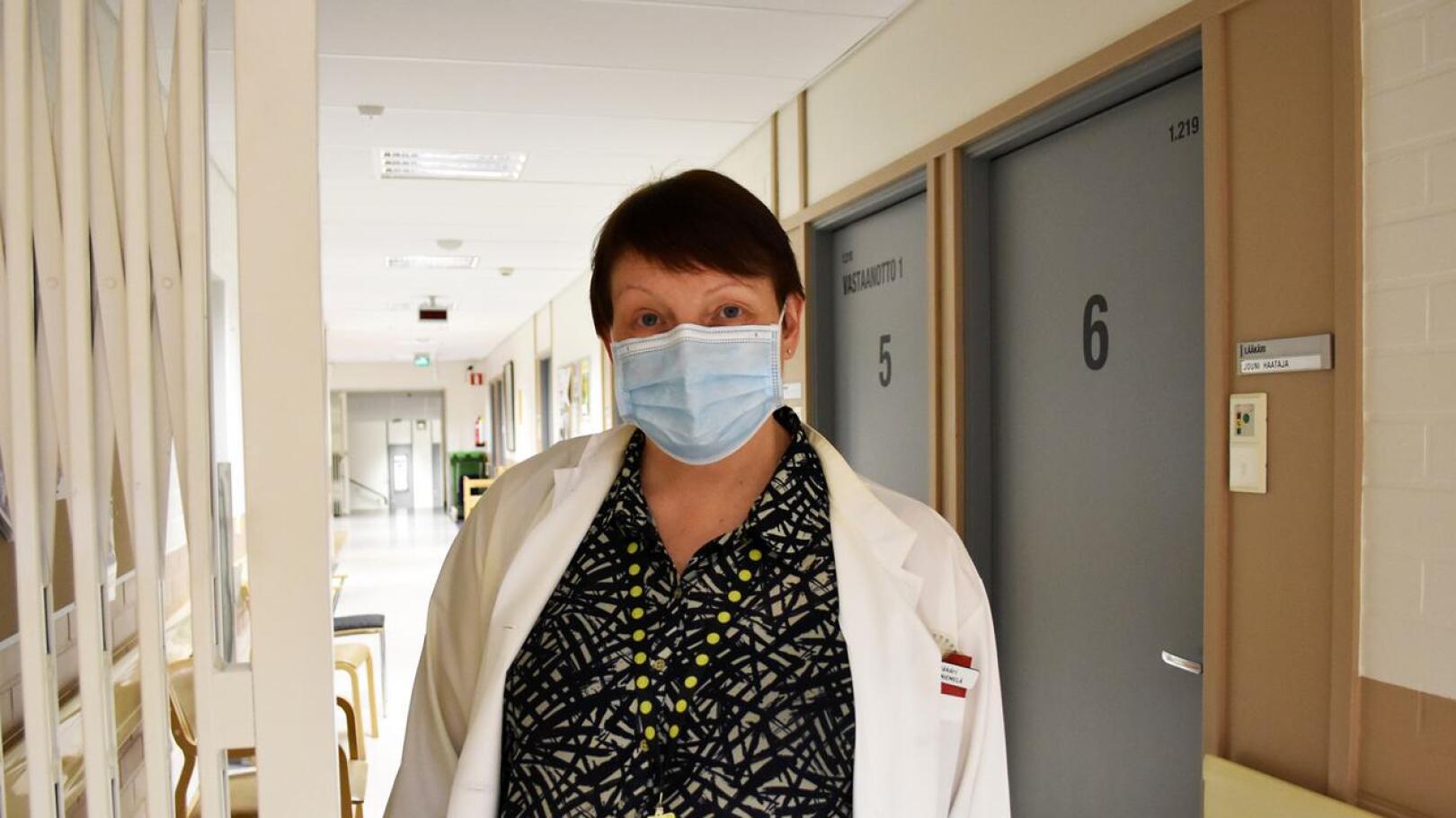 Sotepiiri Helmen johtava ylilääkäri Anne Niemelä toteaa, että kaikki rokottamattomat sairastavat koronan ennemmin tai myöhemmin.