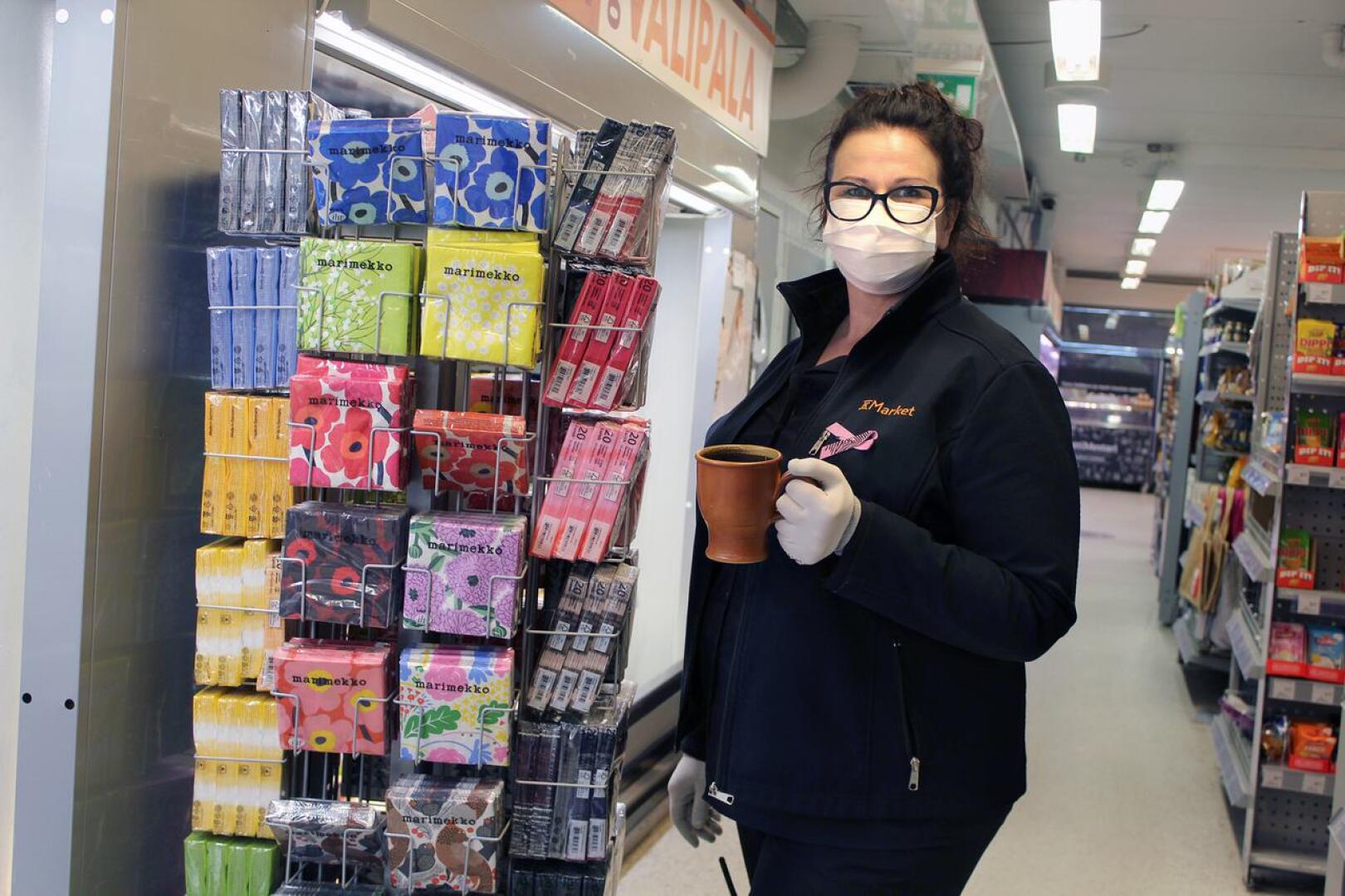 Katri Jukkola ja muu Himangan K-Marketin väki käyttää työssään maskeja.