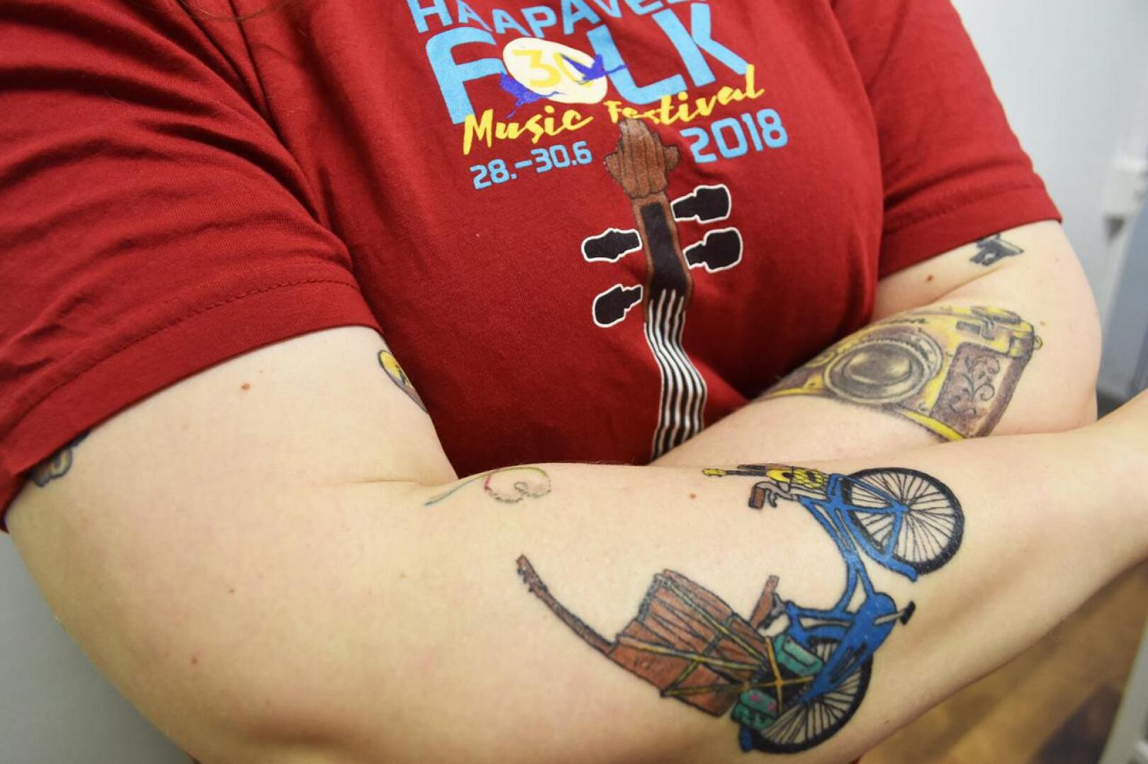 Vuoden 2019 Folk-logo käsivarressa muistuttaa Folkitarta kymmenen vuotta jatkuneesta riippuvuudesta.