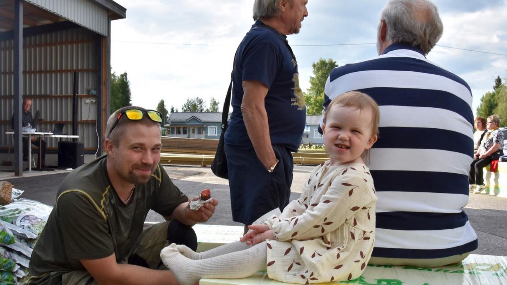 Maistuu. Mikko Hotakaisen mielestä rennot kylätapahtumat ovat ihan parhaita. Esterille, 2 vuotta, maistuu pillimehu ja makkara.