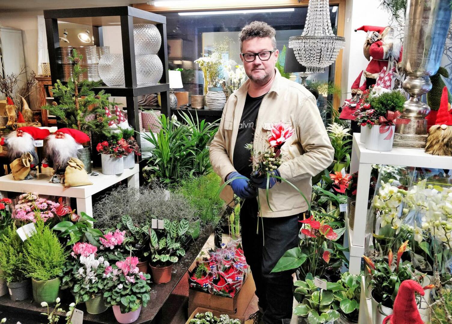 Kulttuuria ja taidetta rakastava Timo Pynttäri iloitsee kun hän on voinut  floristiikan linjat käyneenä puutarhurina käyttää taiteellistakin puolta  työssään. 