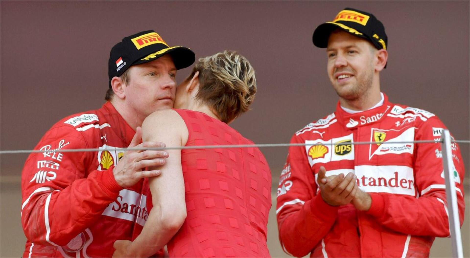 Kimi Räikkönen jäi palkintokorokkeella ilmeettömäksi, vaikka sai poskisuudelman Monacan prinsessa Charlenelta. LEHTIKUVA/AFP