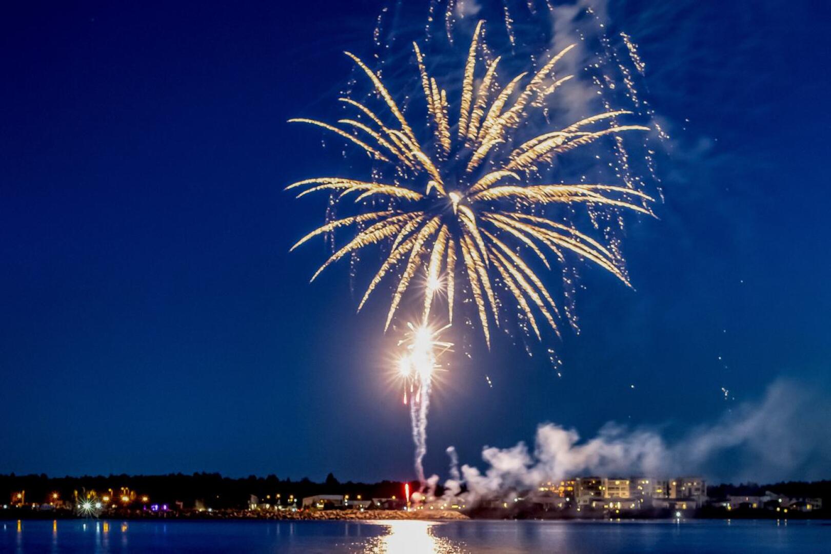 Kokkolan Satama järjesti ilotulituksen Meripuistossa Kokkolan kaupungin 400-vuotisjuhlapäivän kunniaksi.
